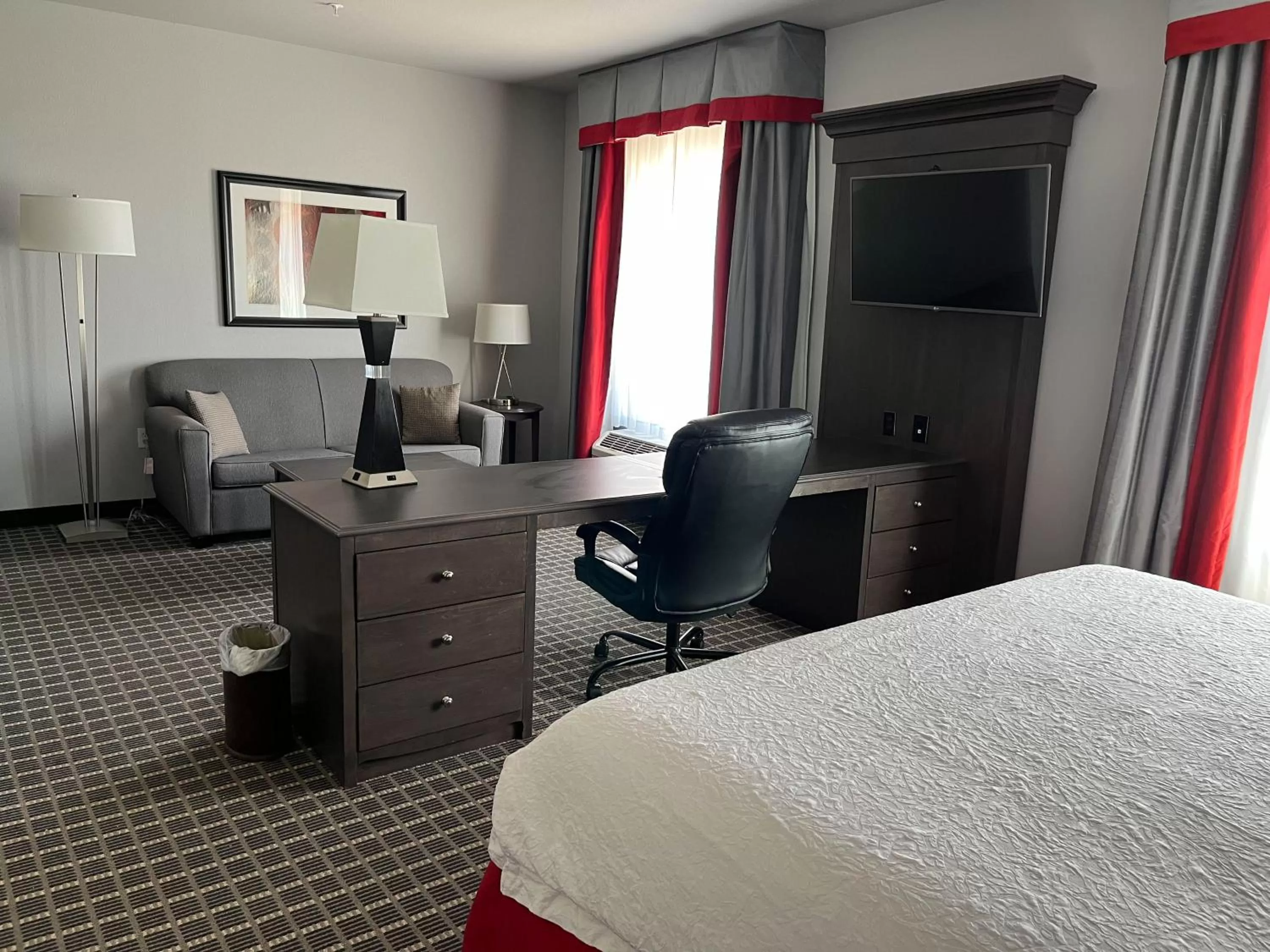 Bedroom, Bed in Studio 6 Suites Pearsall, TX