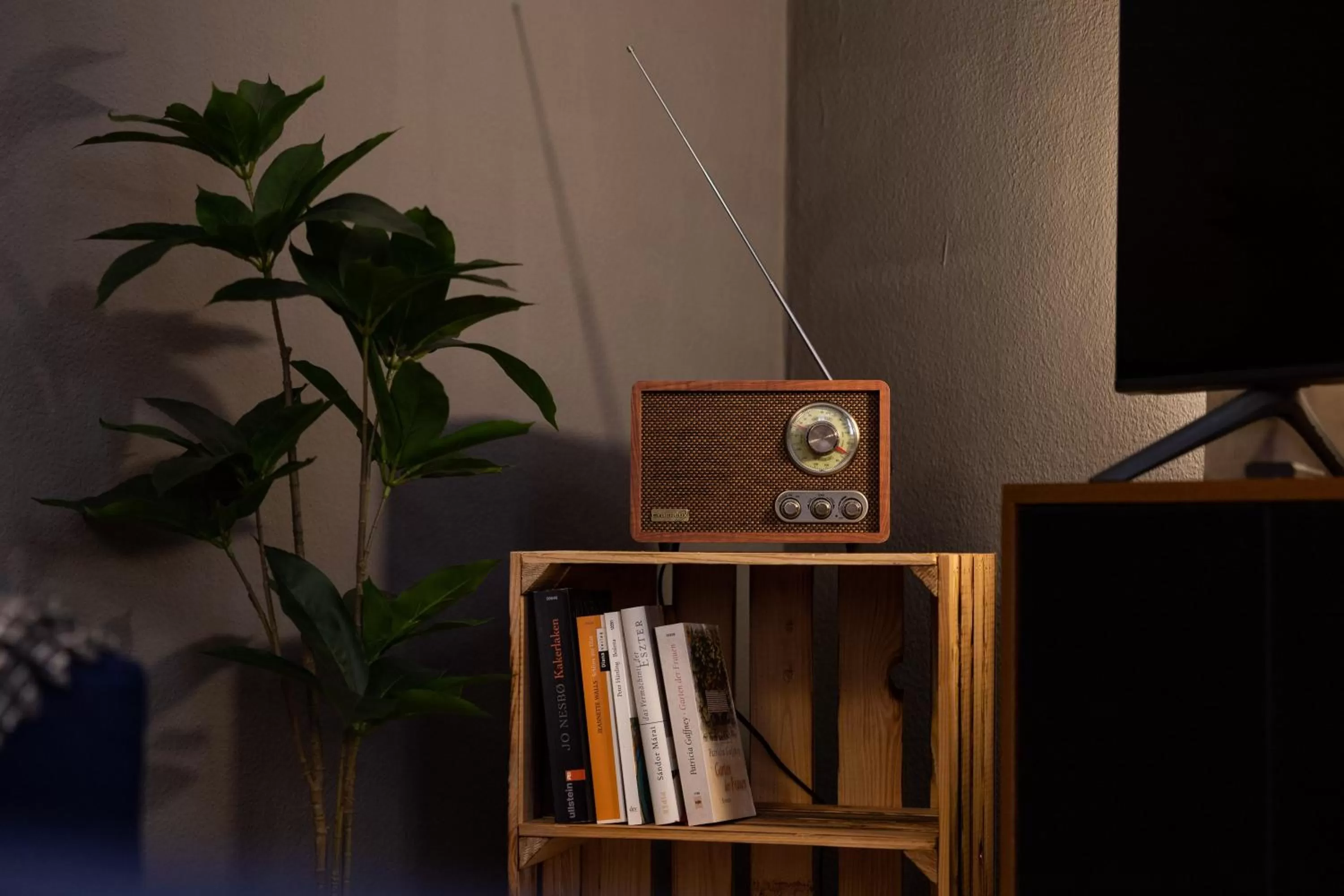 Library in Ko-Living Space an der Oper - Street Art Design Apartments