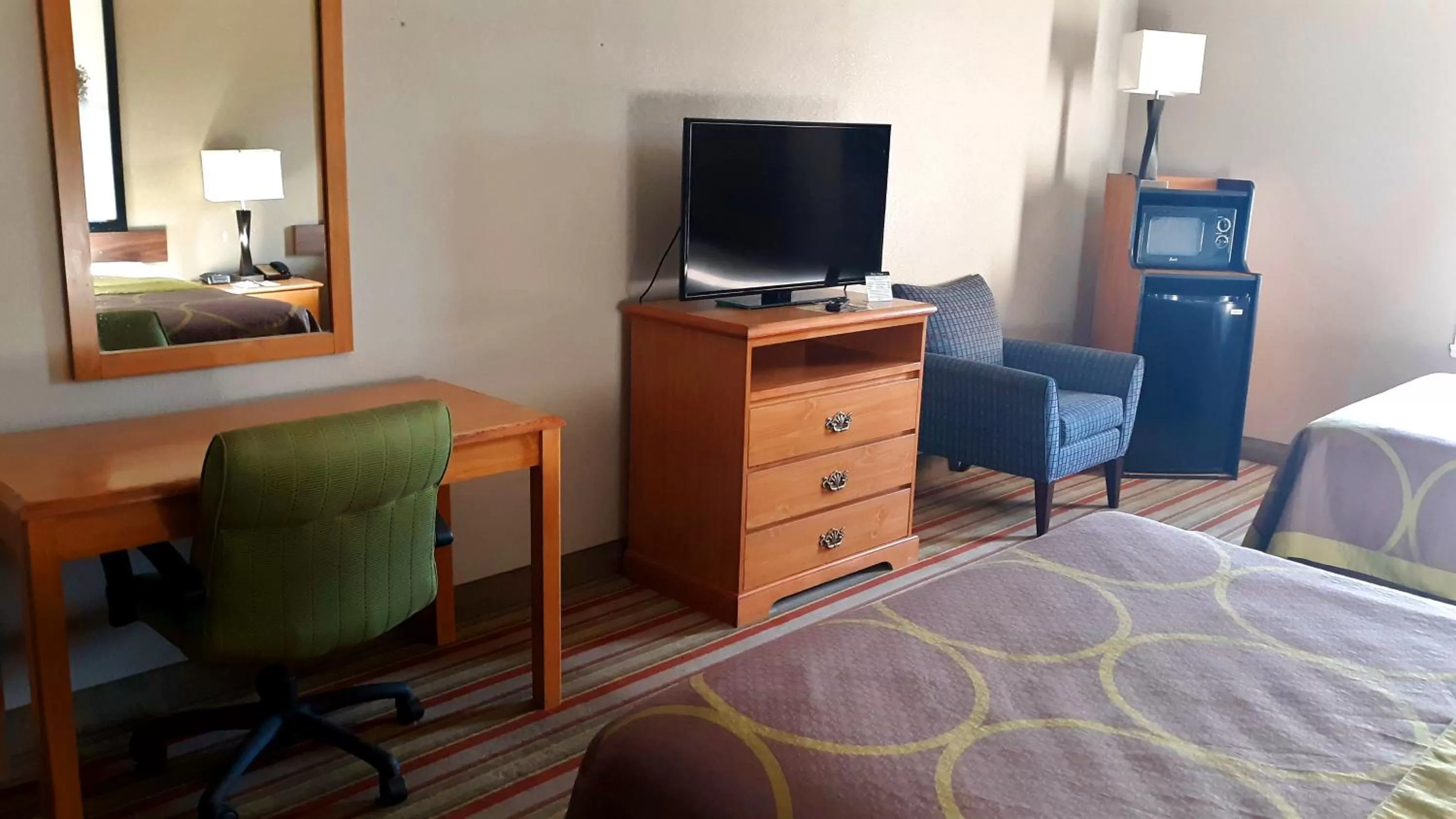 TV and multimedia, Bed in Super 8 by Wyndham Fort Chiswell Wytheville Area