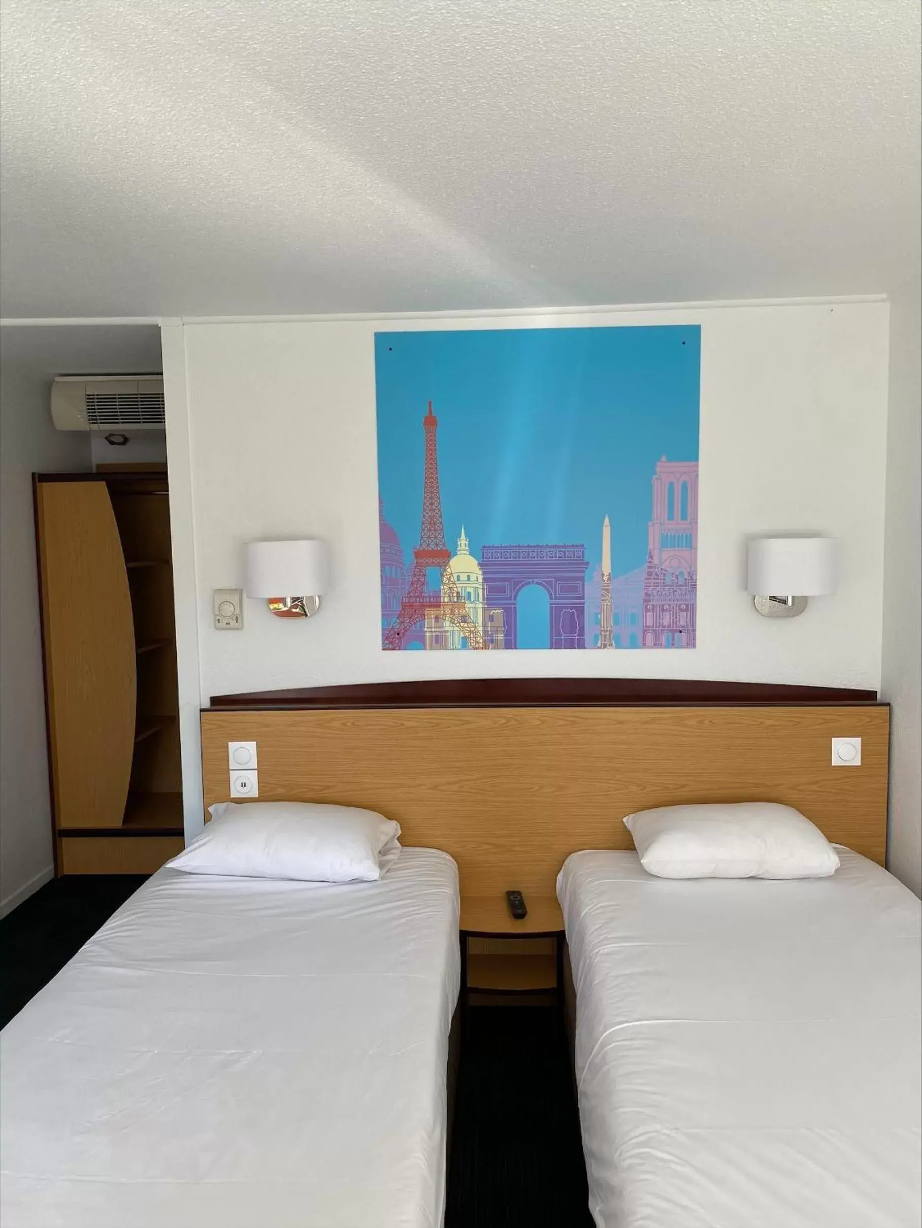 Twin Room in Kyriad Direct Marseille Est La Valentine Twin Room in Kyriad Direct Marseille Est La Valentine