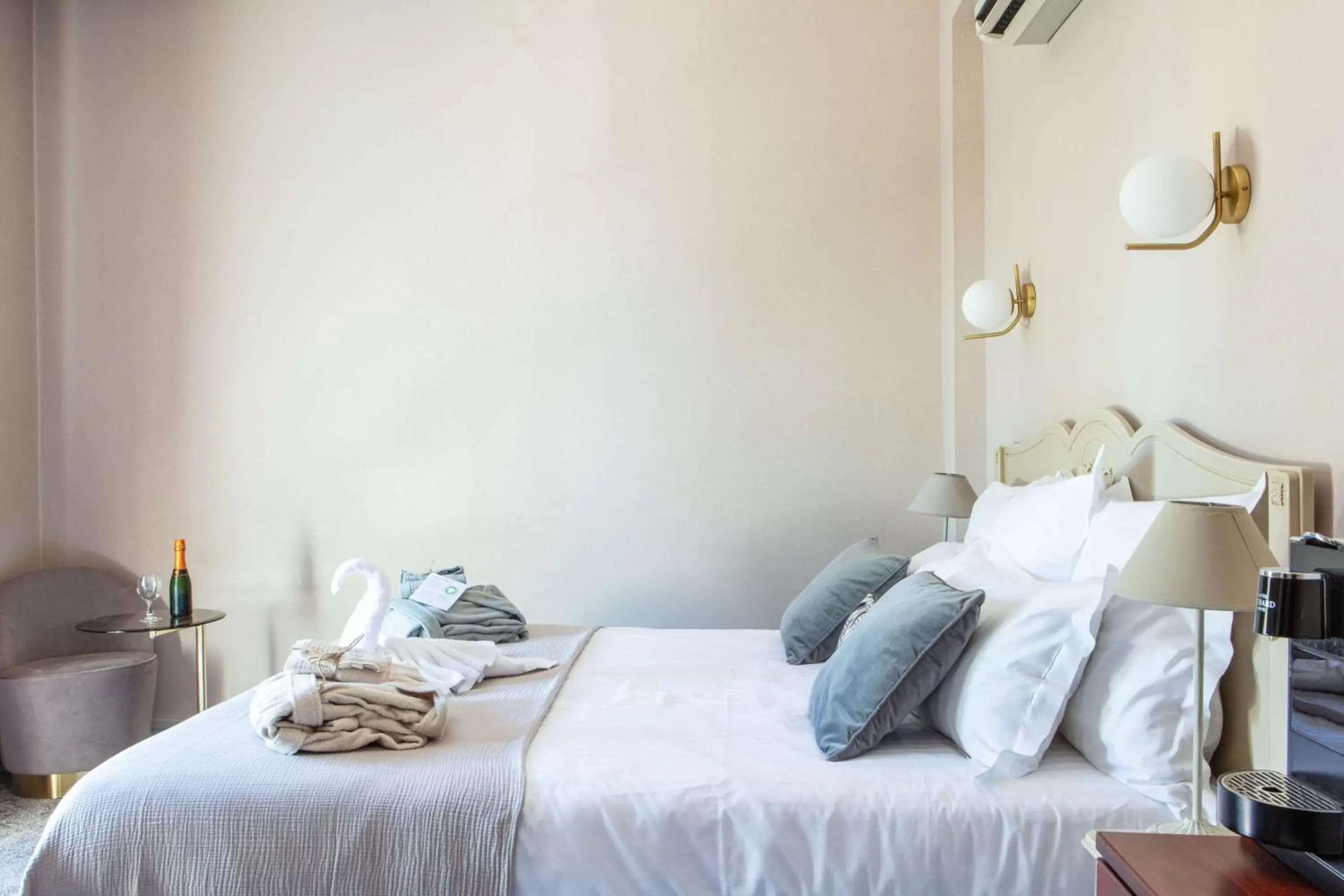 Deluxe King Room with River View - Non-Smoking in Hôtel Le Maxime - Best Western Signature Collection Deluxe King Room with River View - Non-Smoking in Hôtel Le Maxime - Best Western Signature Collection