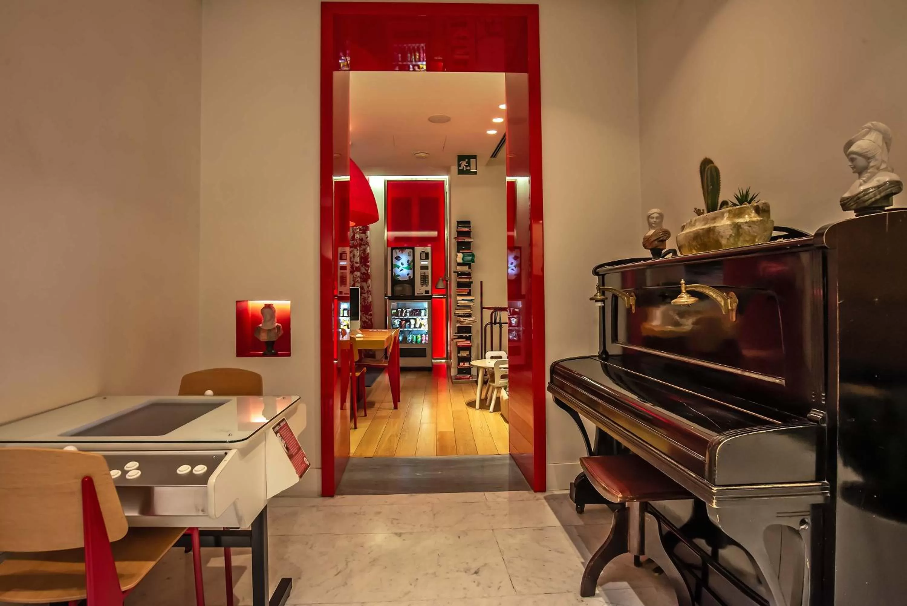 Communal lounge/ TV room in Hotel White