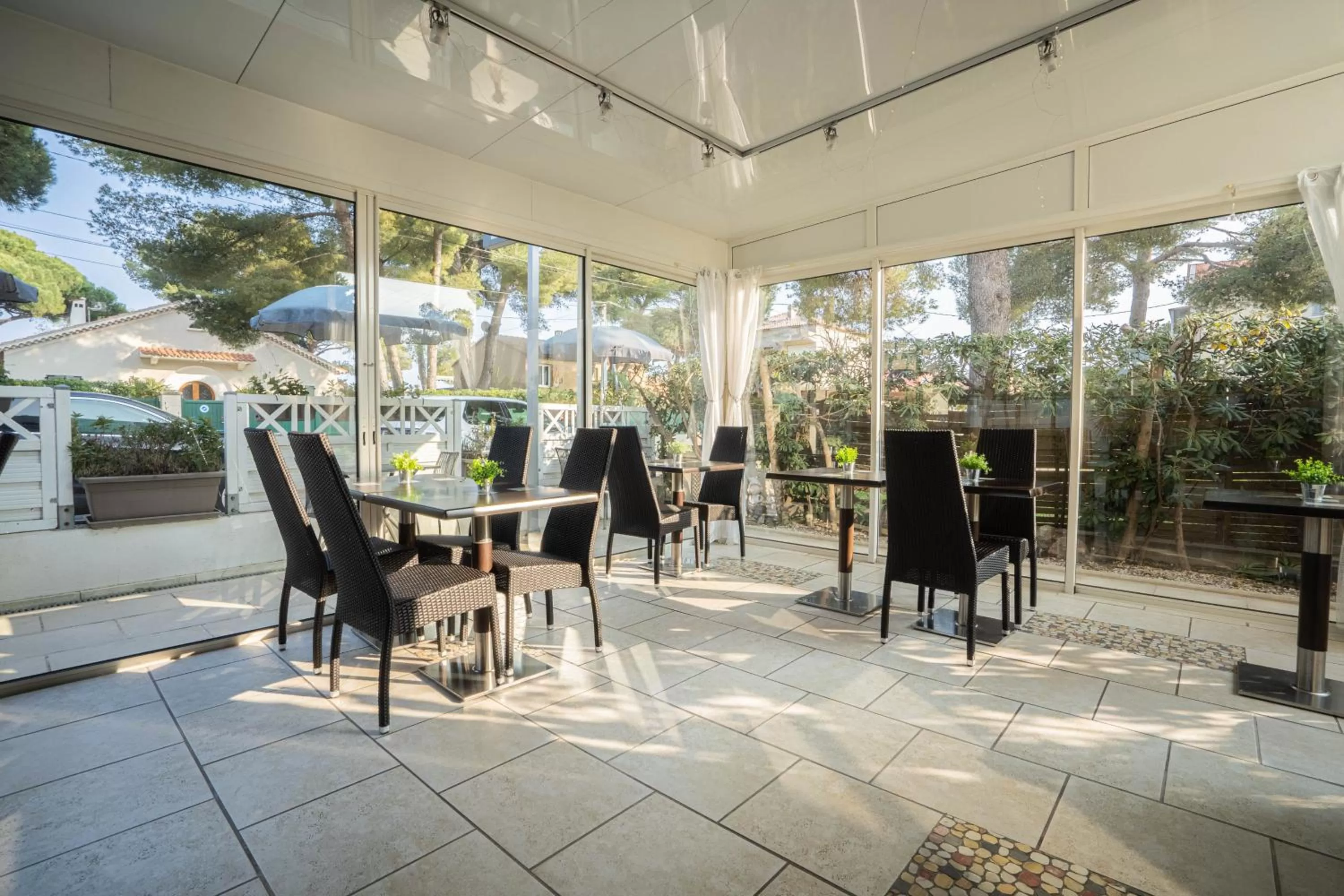 Patio in Hôtel Le Méditerranée