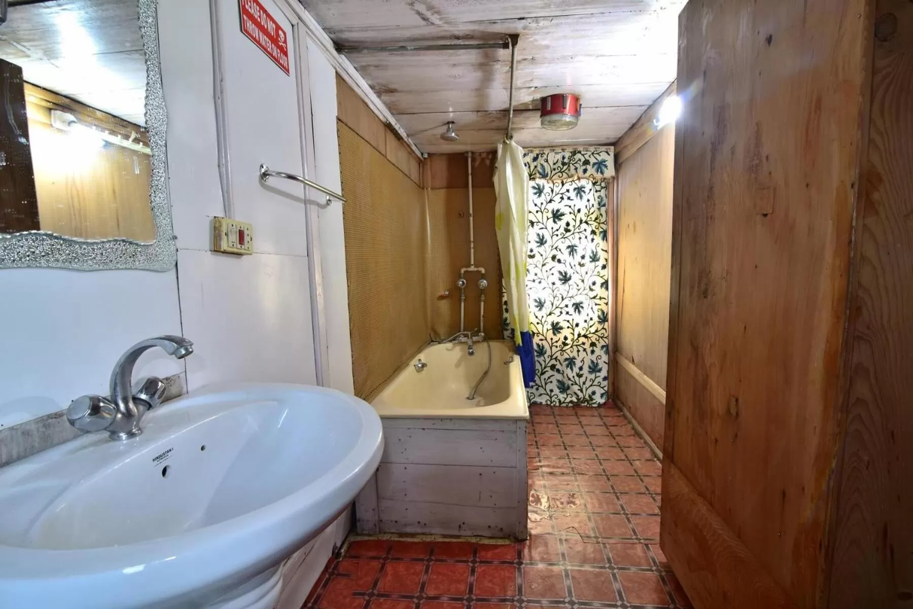 Bathroom in Houseboat Zaindari Palace