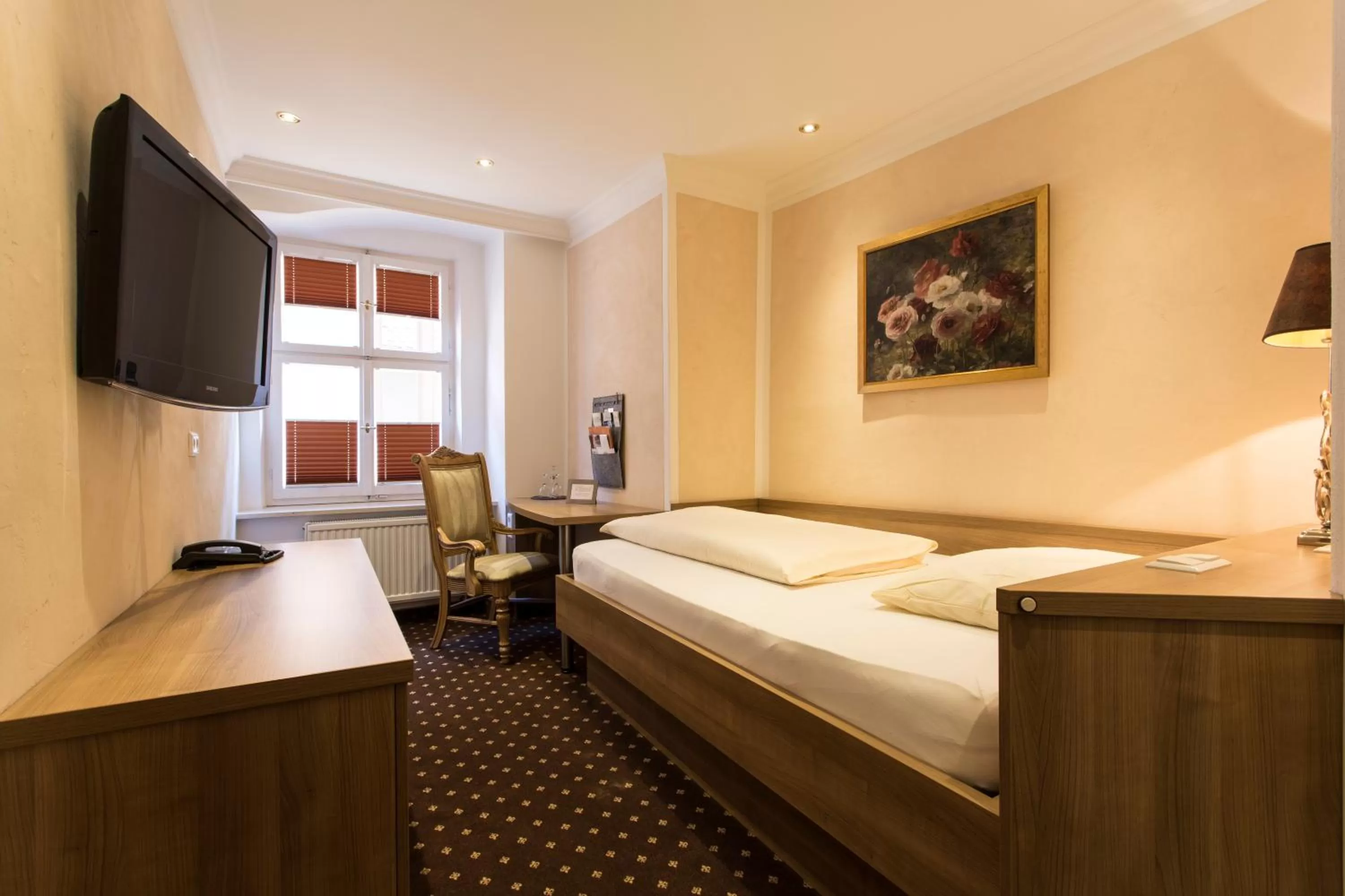 Photo of the whole room, Bed in Meiser Altstadt Hotel