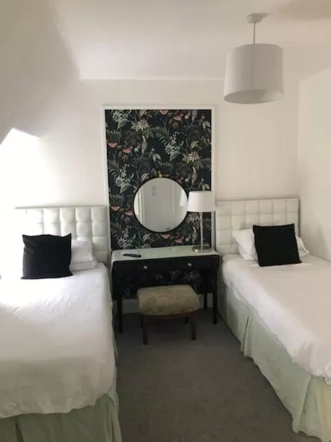 Bed in Jacobite Rose