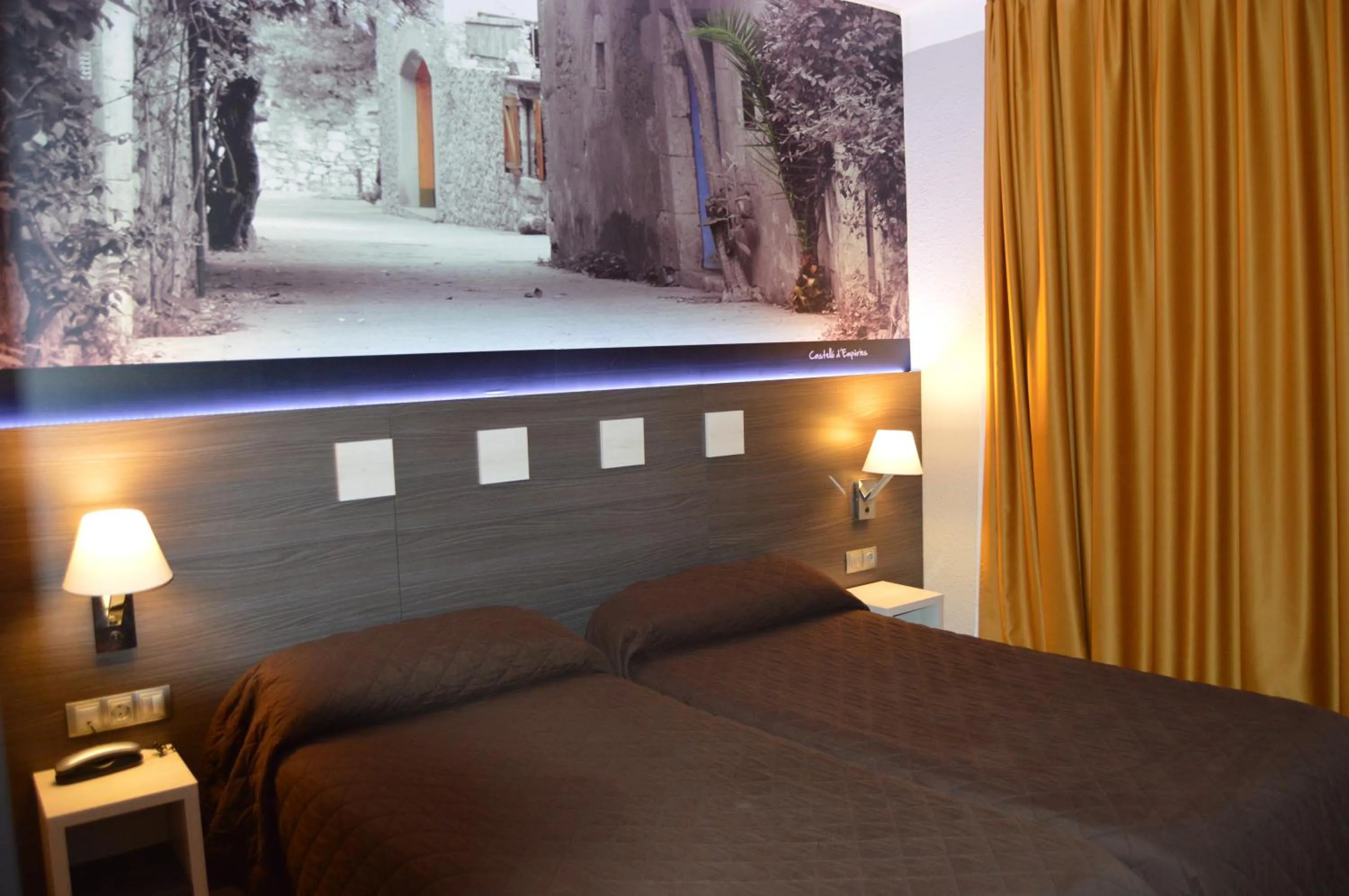 Photo of the whole room, Bed in Hotel Ciutadella