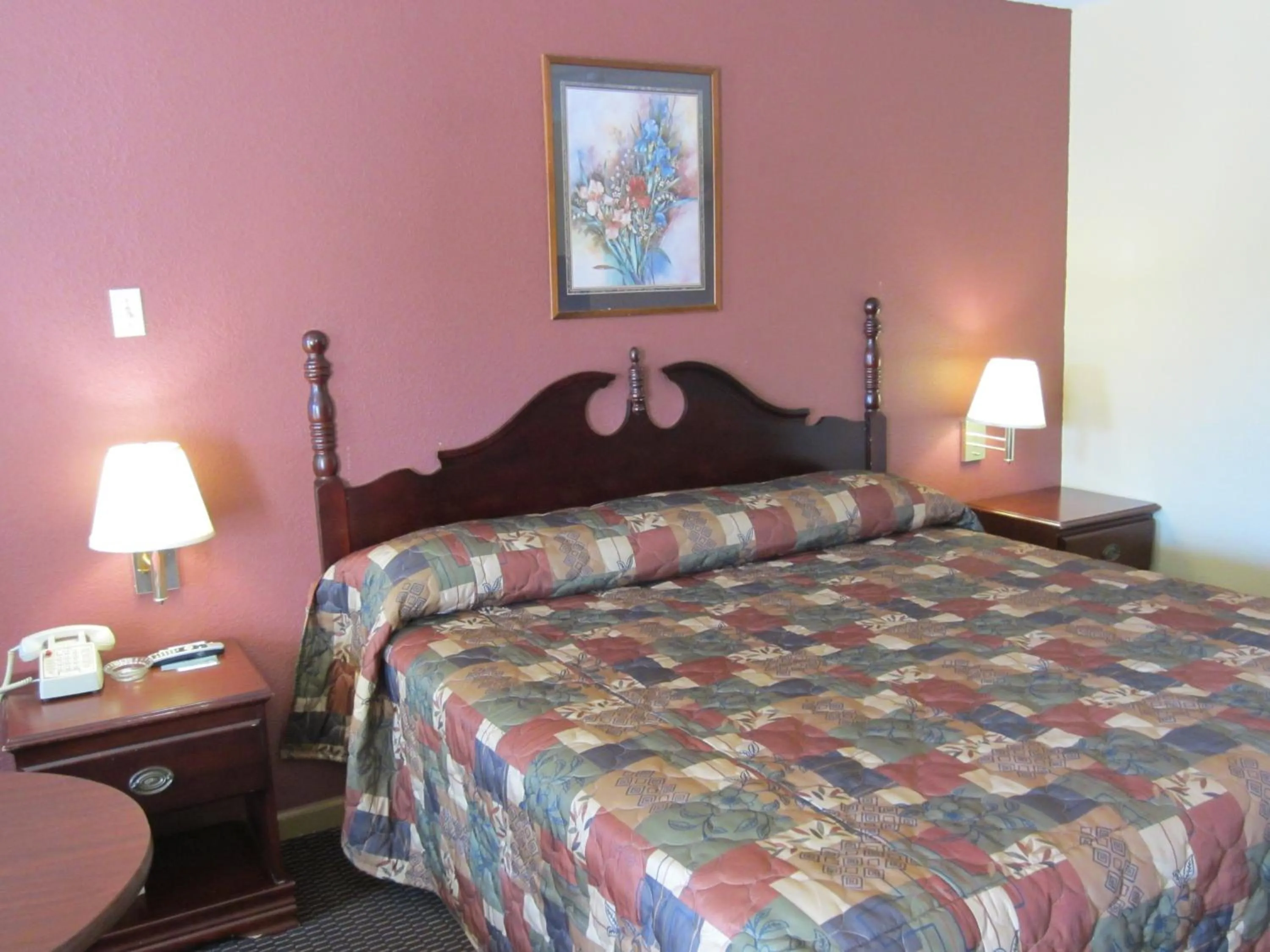 Bedroom, Bed in First Western Inn - Fairmont City
