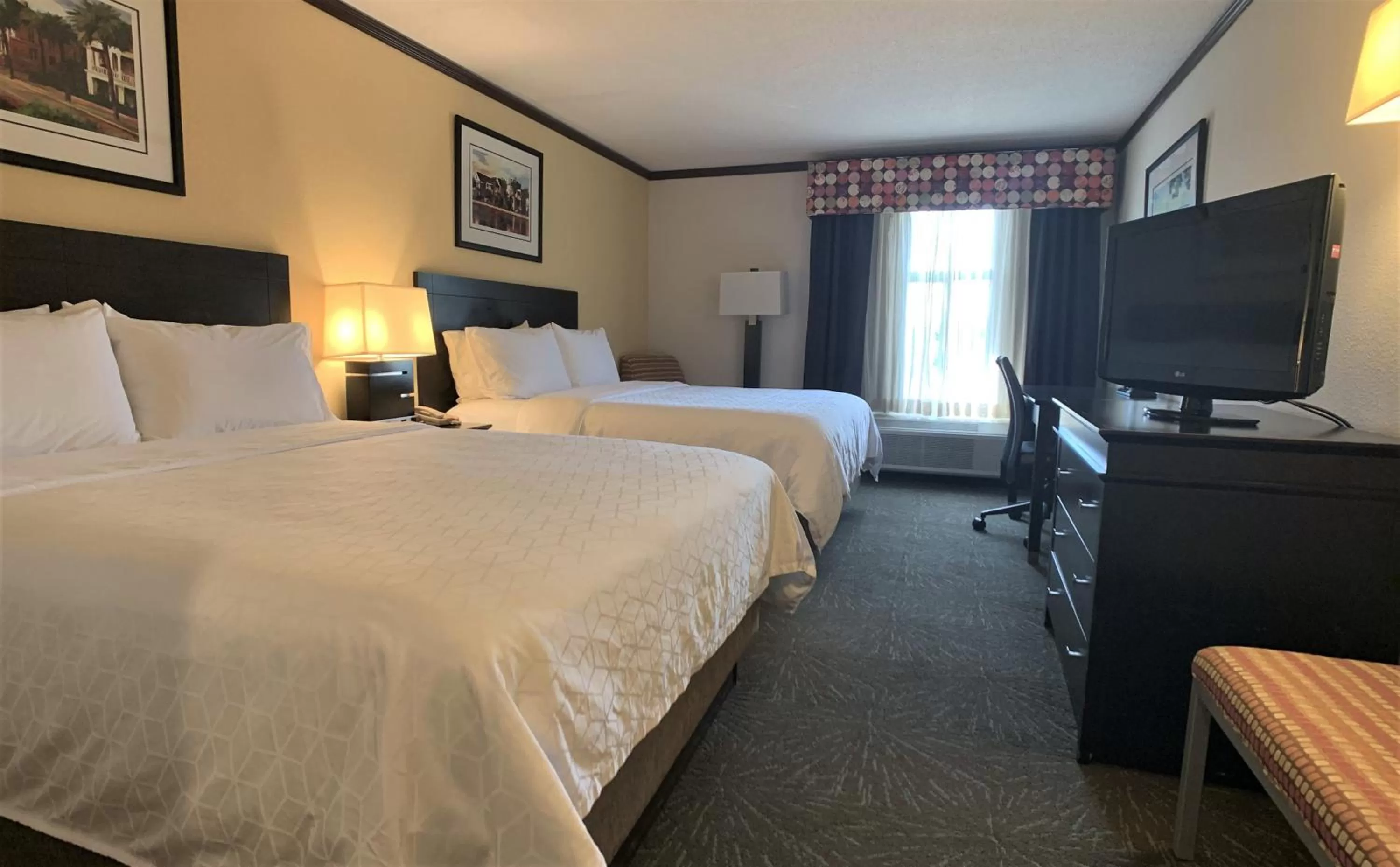 Photo of the whole room, Bed in Holiday Inn Express Hotel & Suites Charleston - Northwoods by IHG