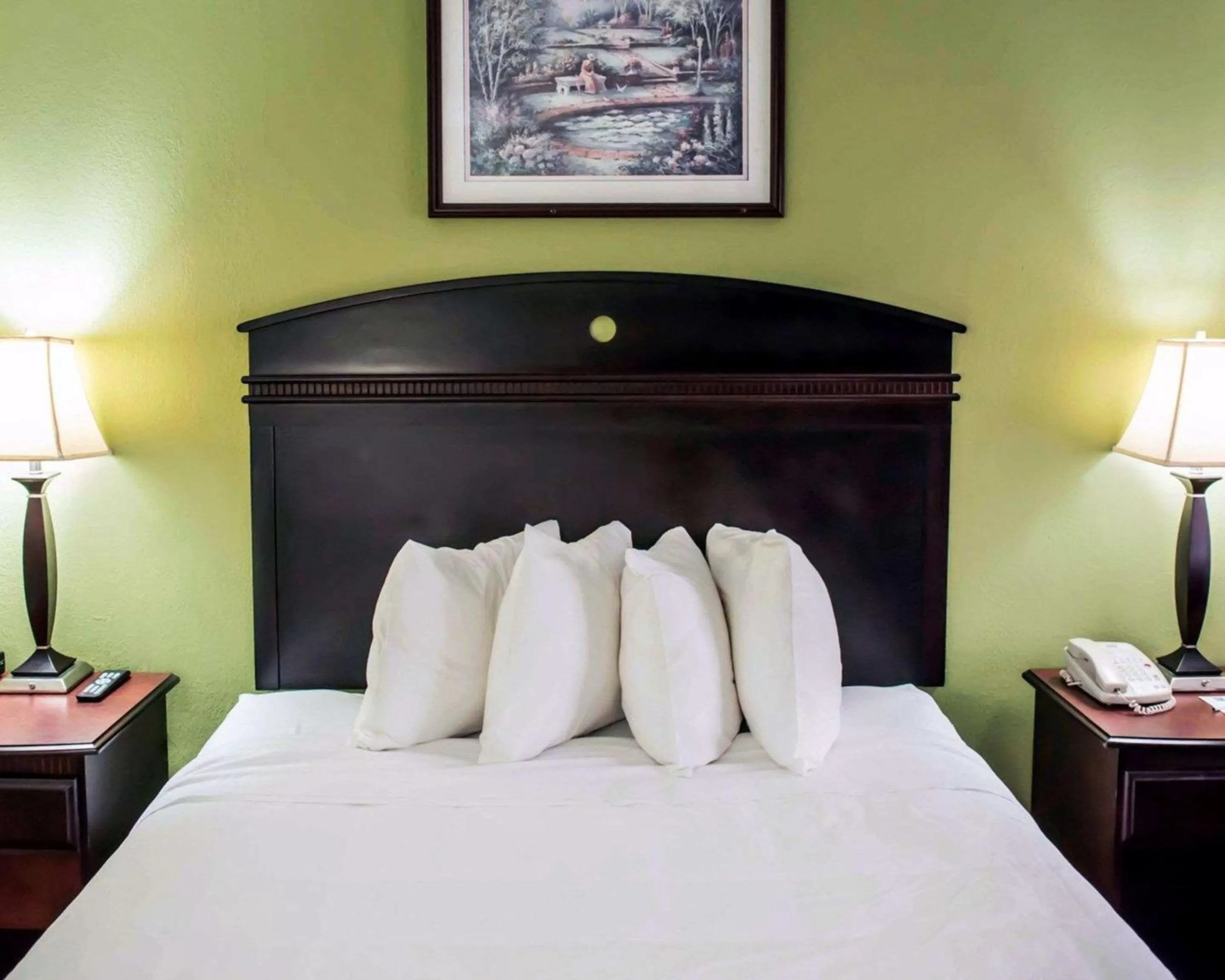 Photo of the whole room, Bed in Quality Inn Chipley I-10 at Exit 120