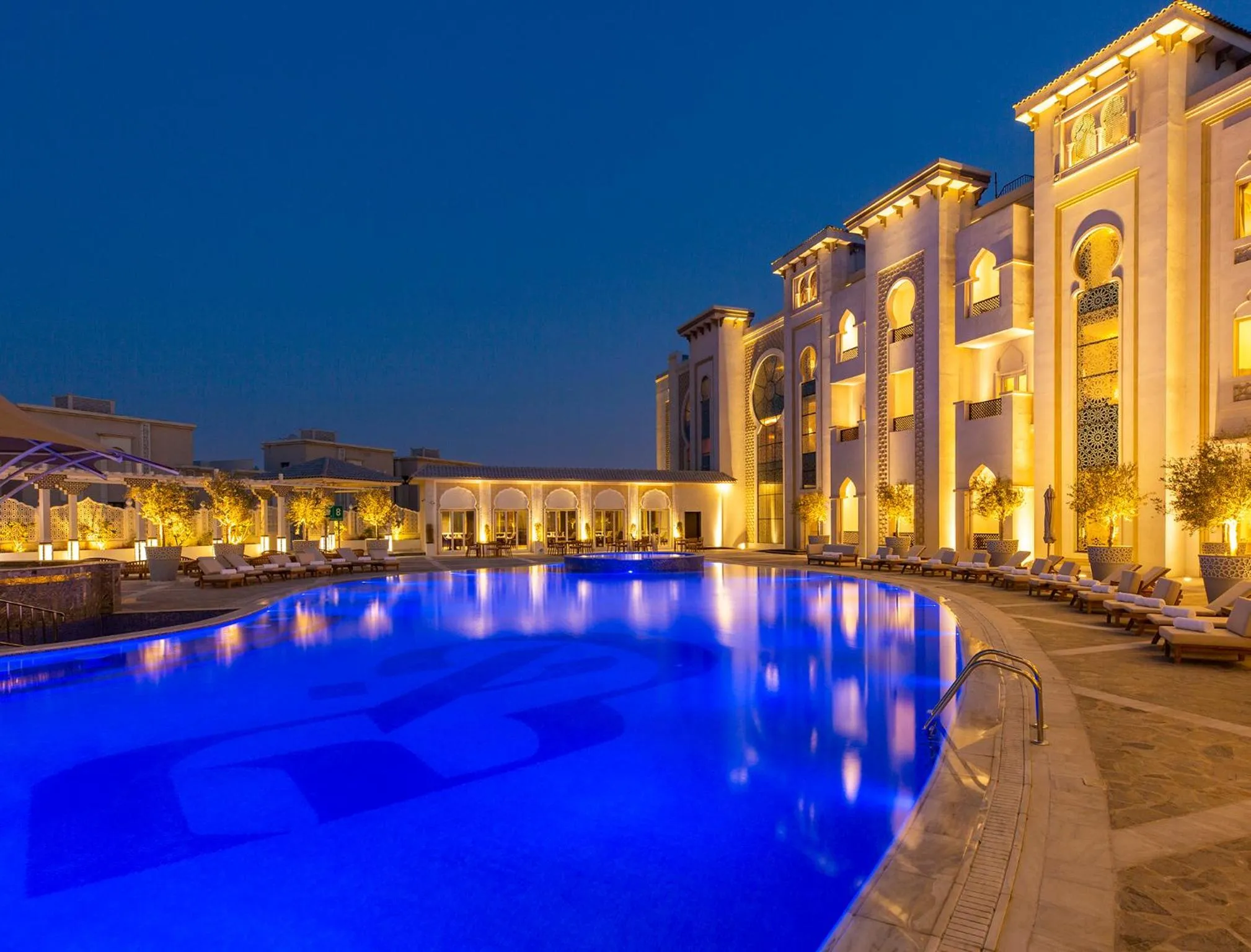 Swimming pool in Ezdan Palace Hotel