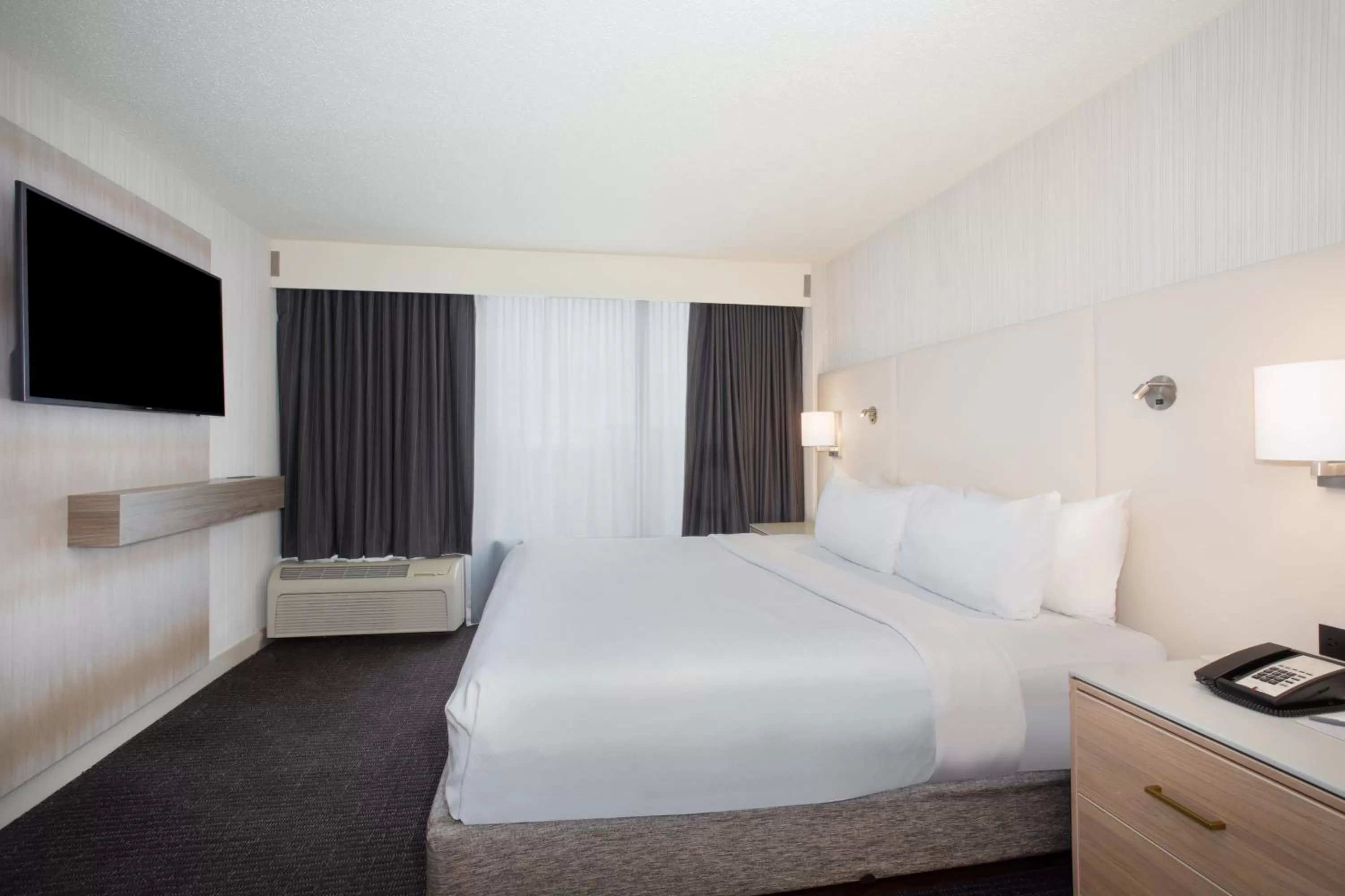 Photo of the whole room, Bed in Crowne Plaza Kansas City Downtown by IHG