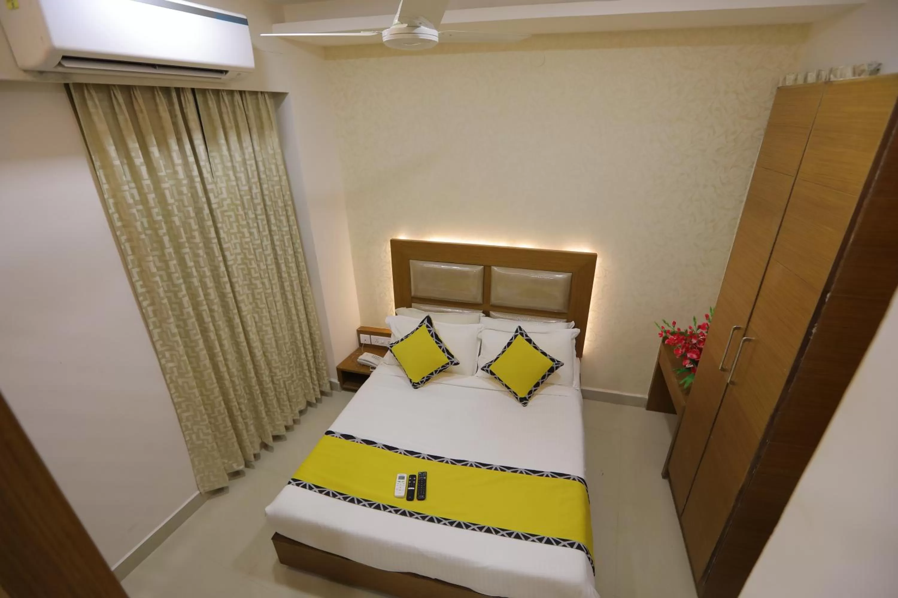 Photo of the whole room, Bed in Greens Suite - Business Class Hotel - Opposite Ripon Building