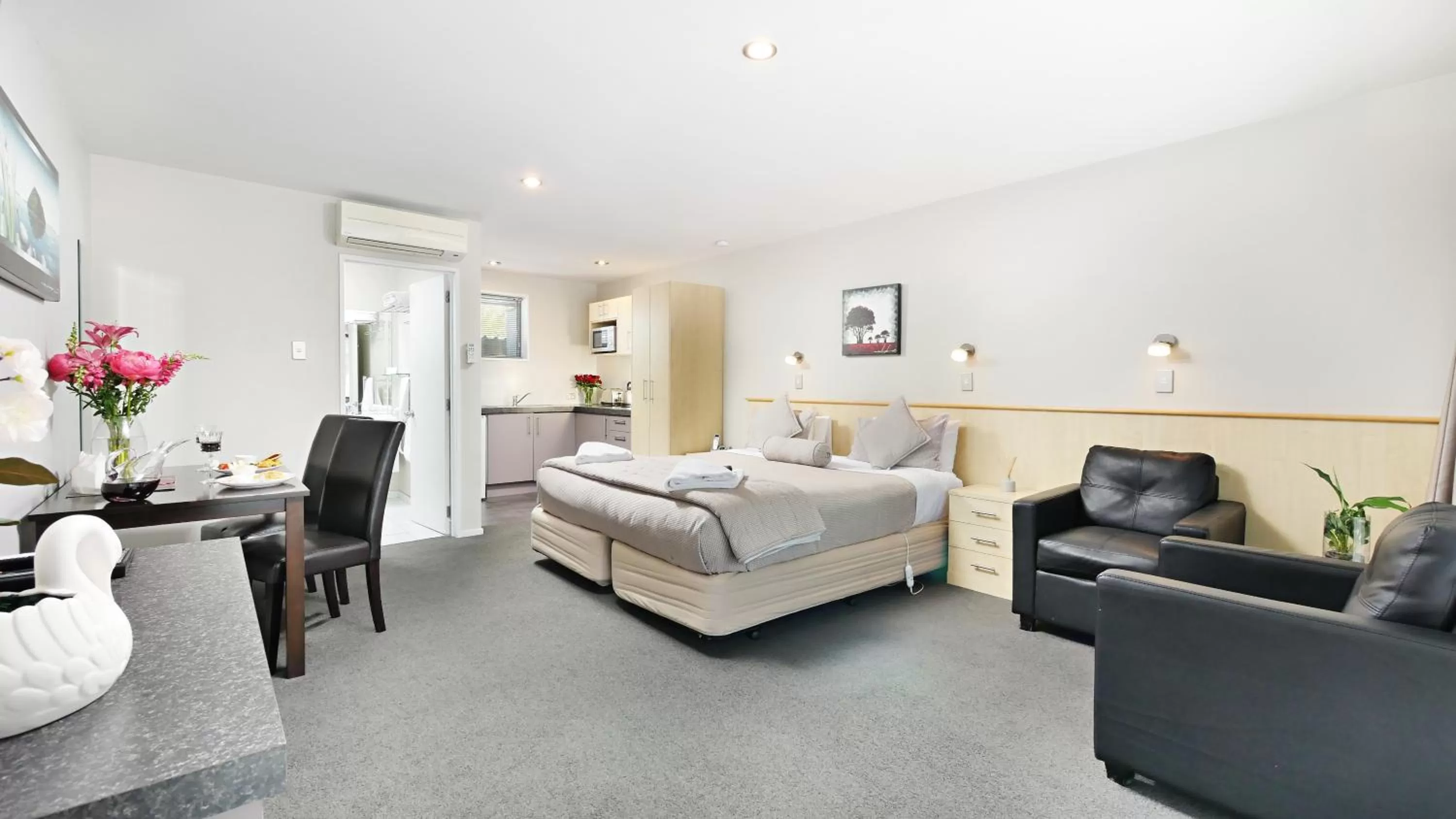 Photo of the whole room, Bed in Arthur's Court Motor Lodge