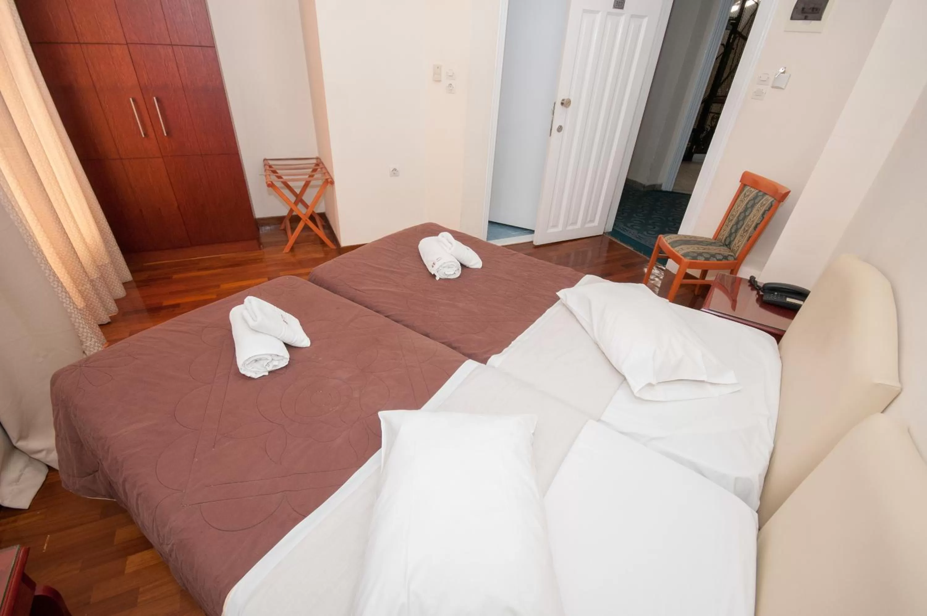 Photo of the whole room, Bed in Cecil Hotel