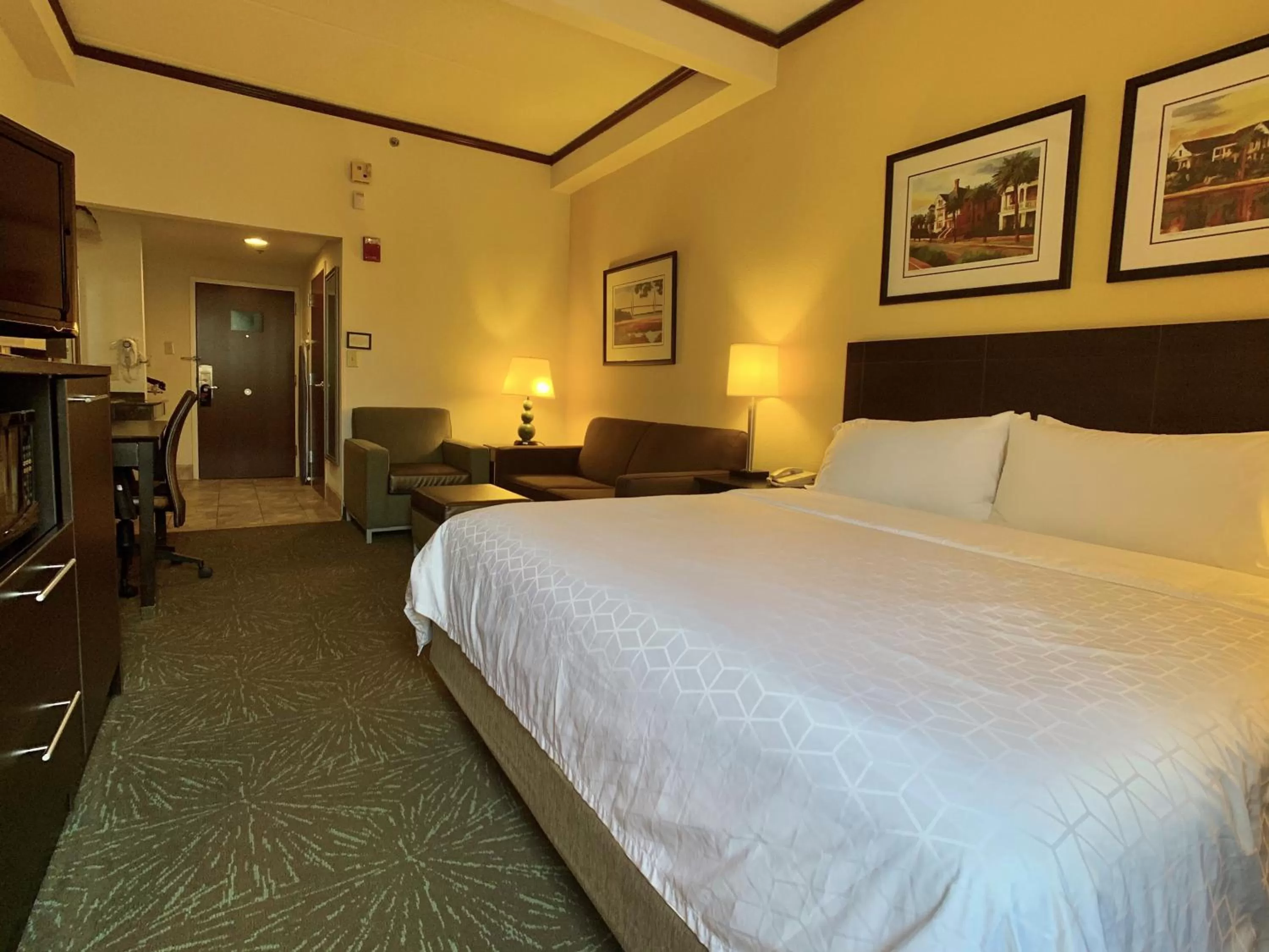 Photo of the whole room, Bed in Holiday Inn Express Hotel & Suites Charleston - Northwoods by IHG