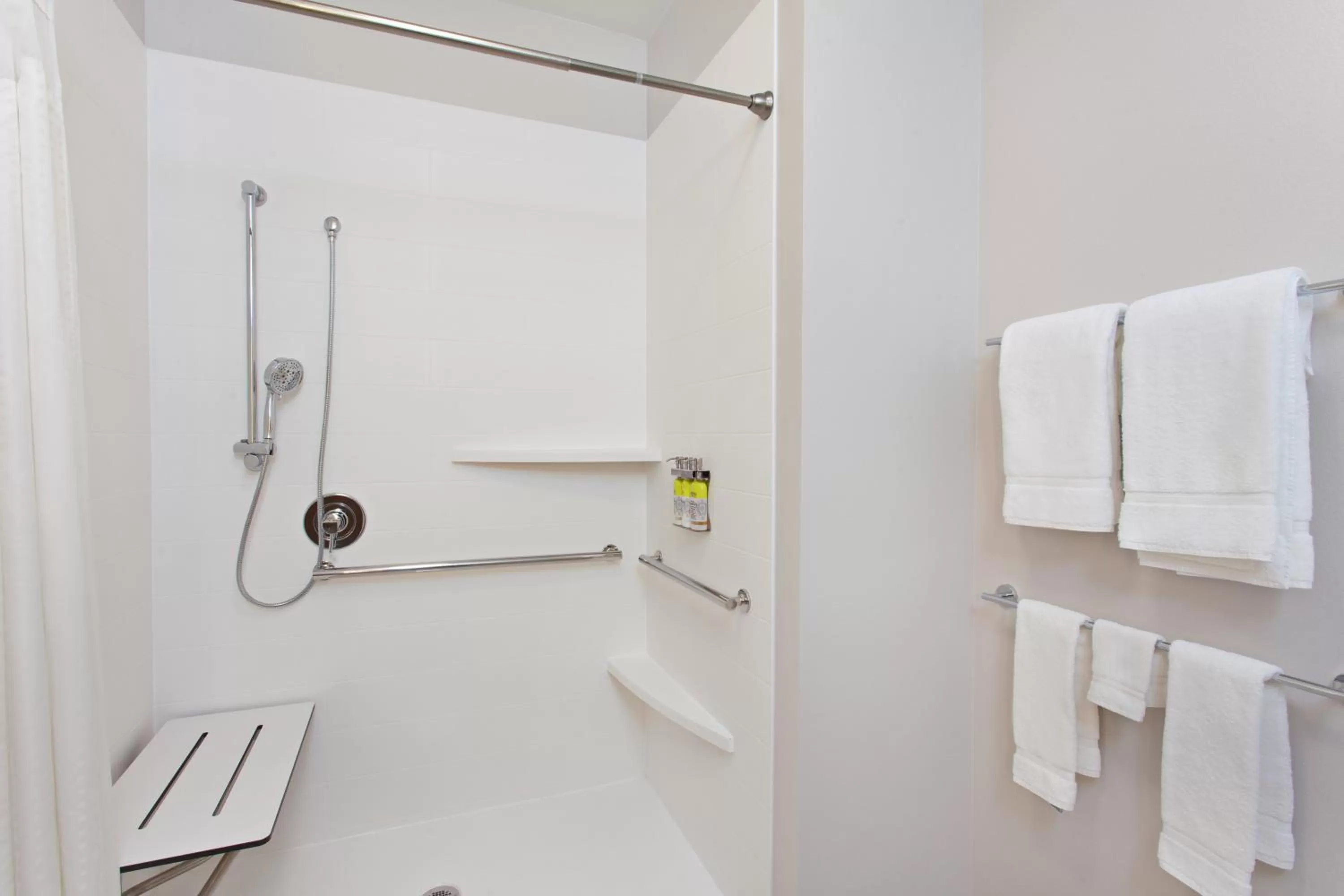 Executive King Room - Mobility Access Roll in Shower/Non-Smoking in Holiday Inn Express & Suites - Moses Lake, an IHG Hotel