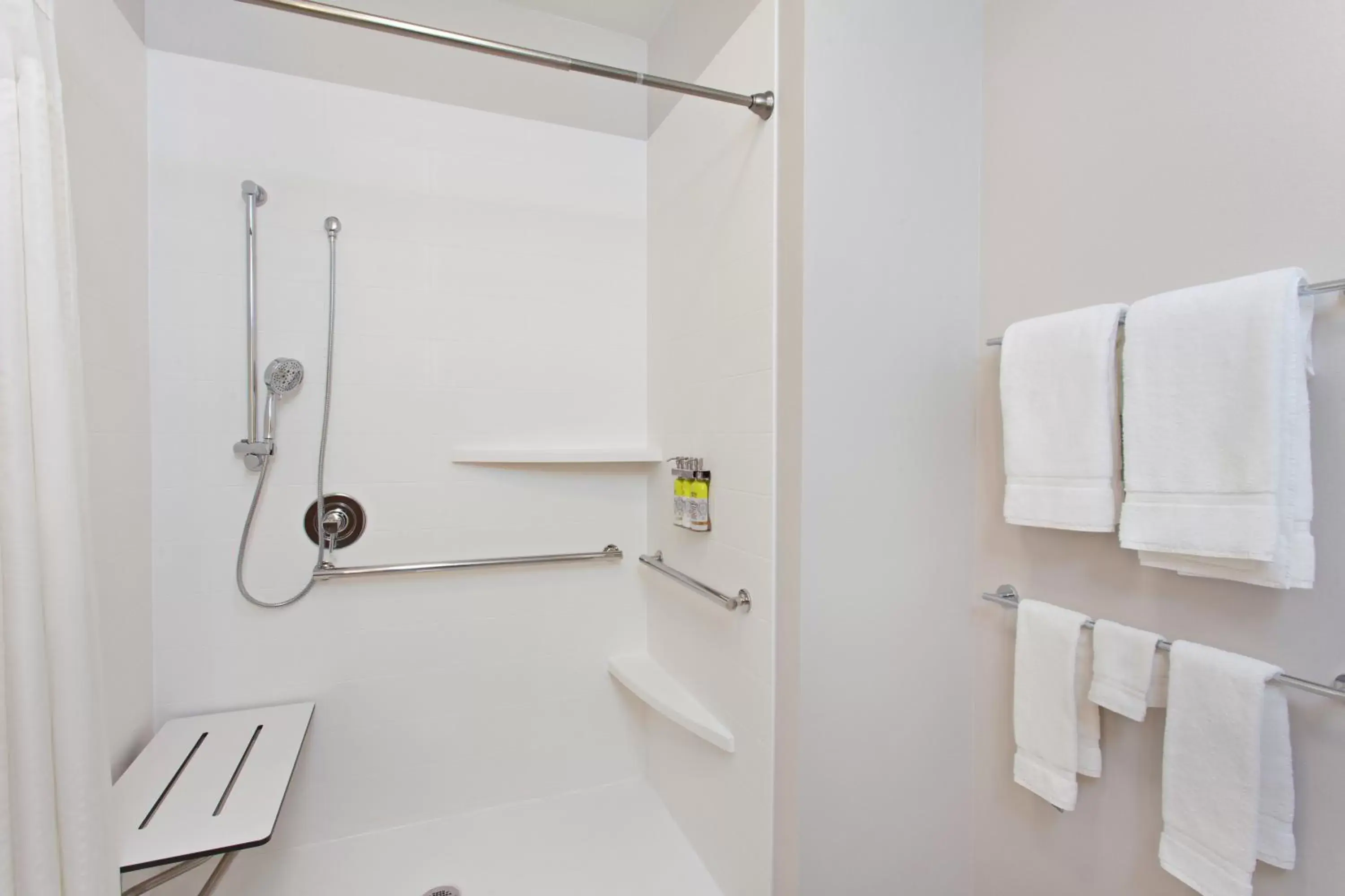 Executive King Room - Mobility Access Roll in Shower/Non-Smoking in Holiday Inn Express & Suites - Moses Lake, an IHG Hotel Executive King Room - Mobility Access Roll in Shower/Non-Smoking in Holiday Inn Express & Suites - Moses Lake, an IHG Hotel