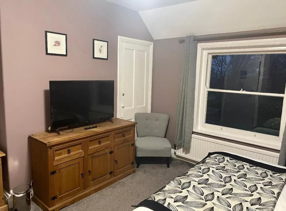 Bedroom, TV/Entertainment Center in The Fylingdales Inn