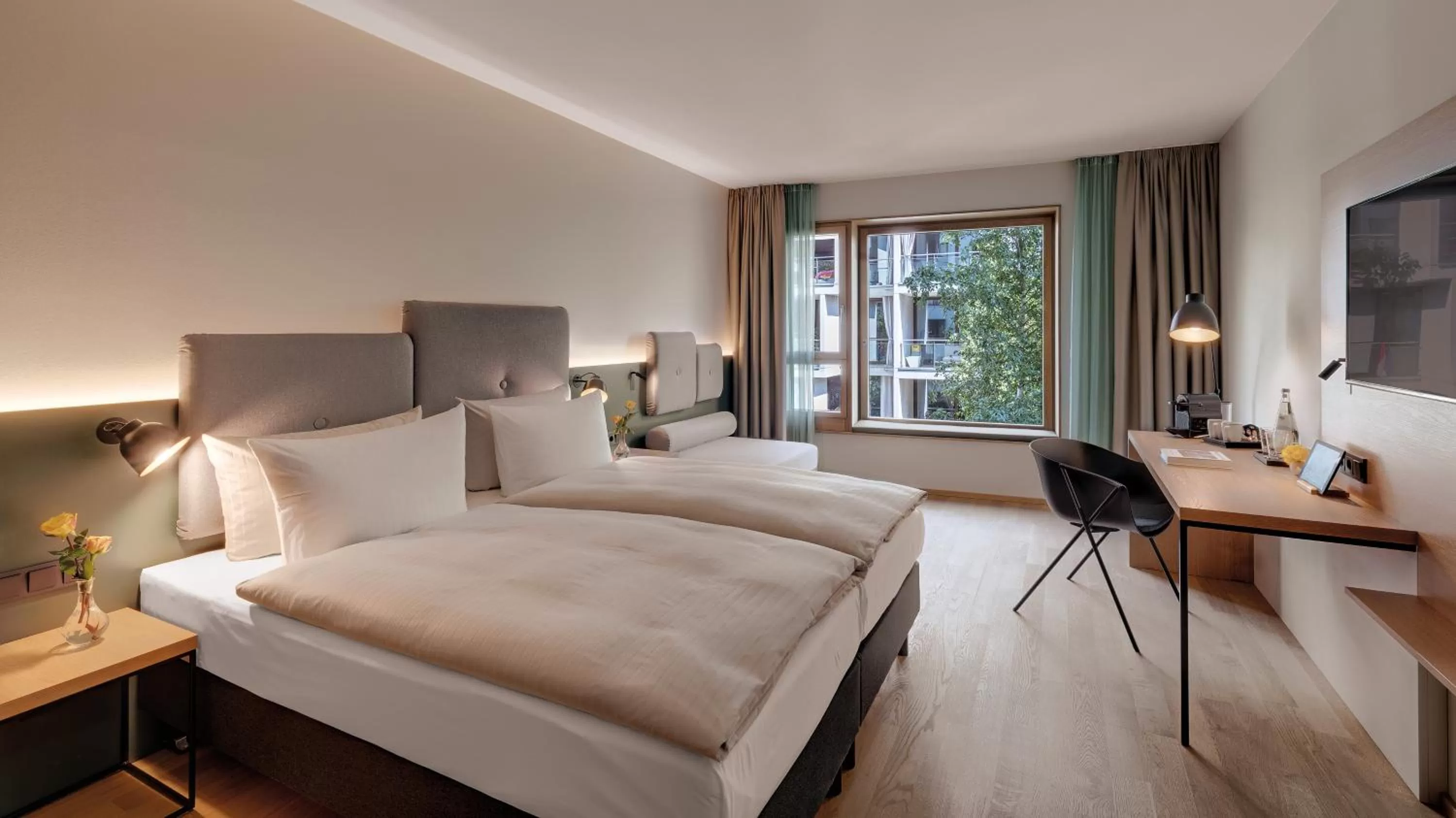 Photo of the whole room, Bed in Hotel the YARD Berlin