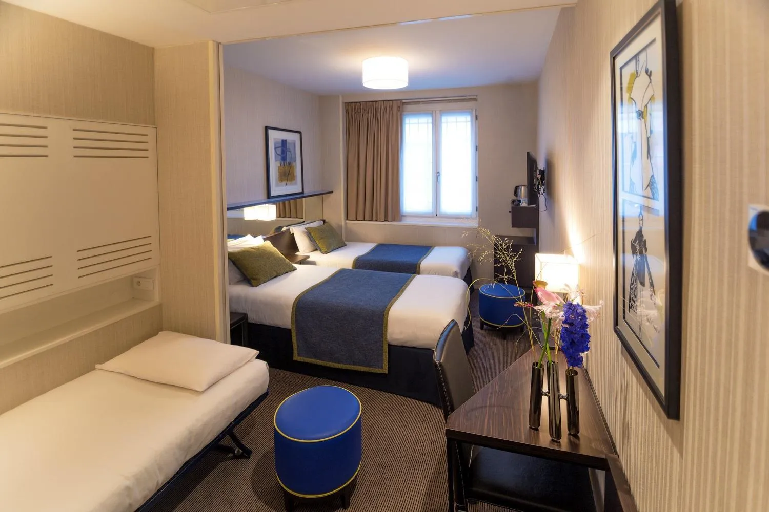Photo of the whole room, Bed in Hôtel Charing Cross
