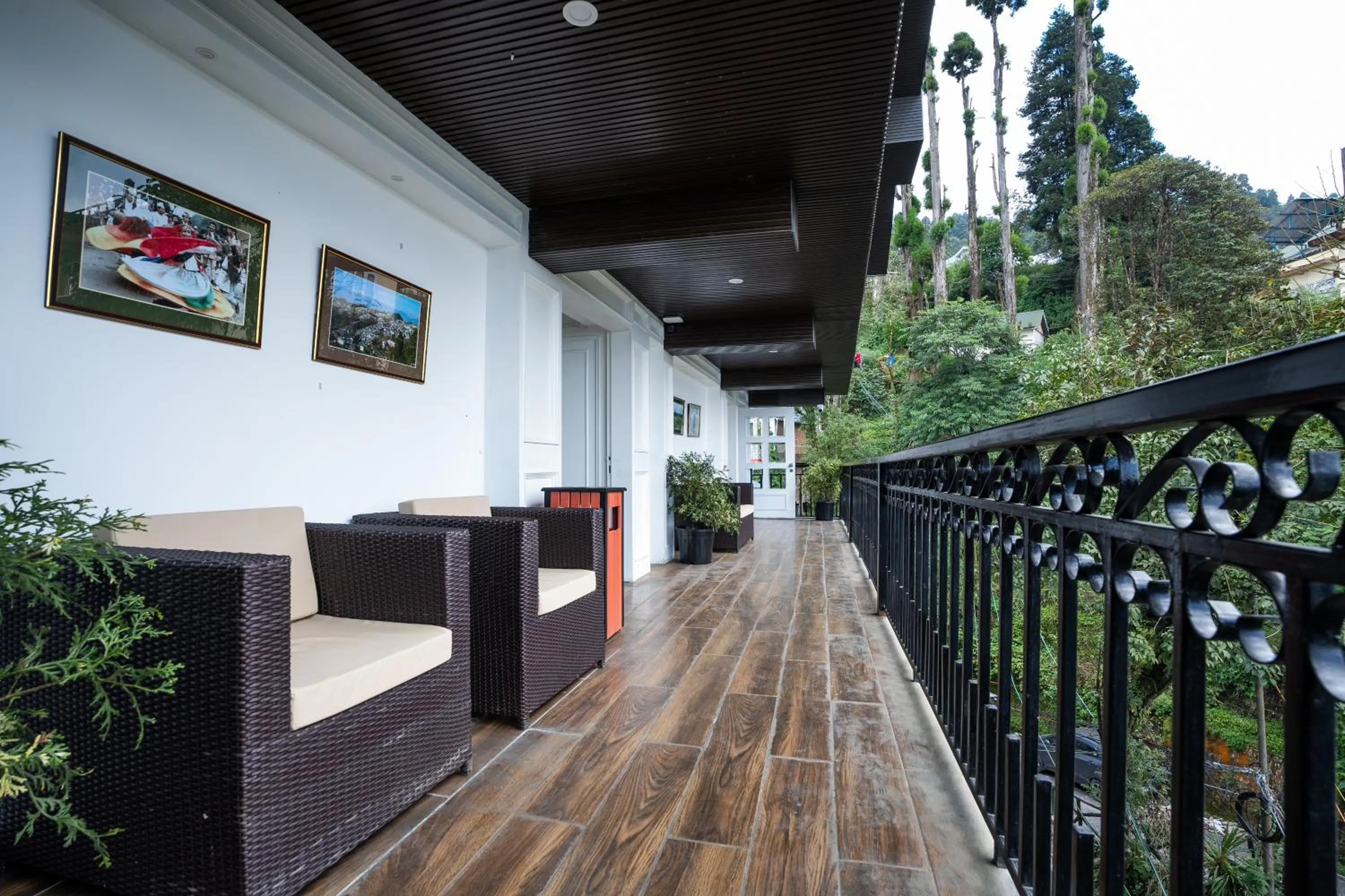 Day in The West Gate Posada By Summit