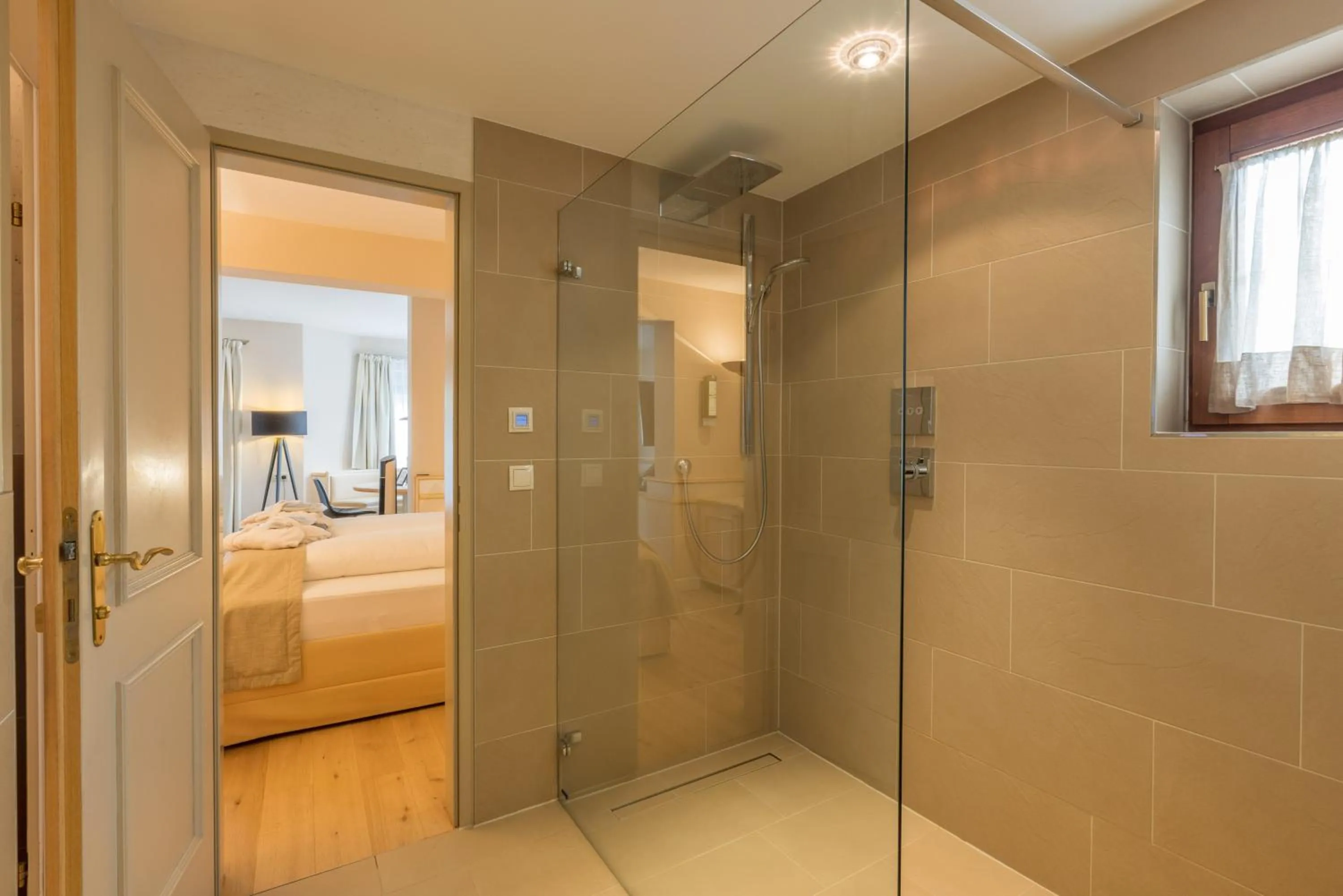 Bathroom, Bed in MANNI das Hotel