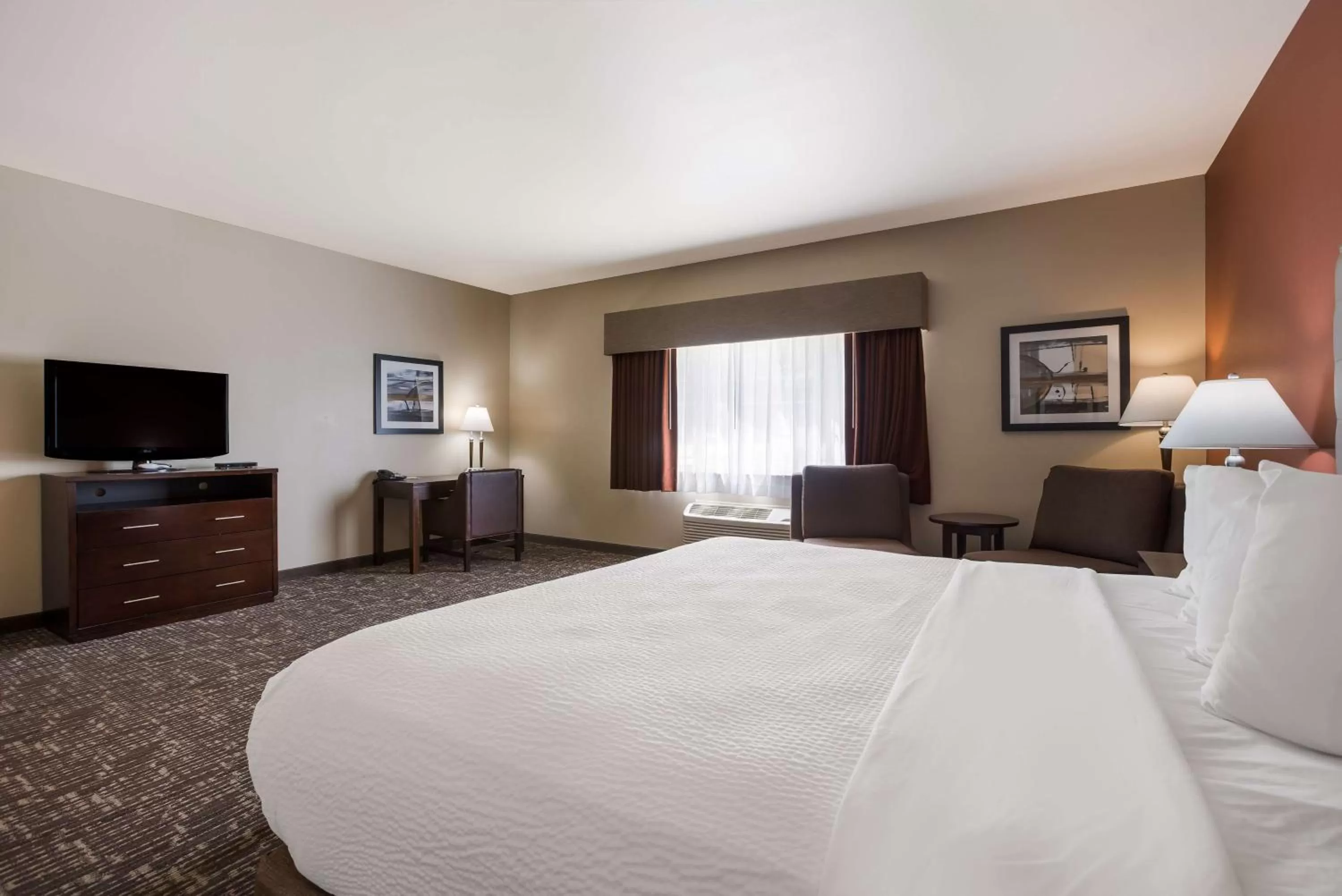 Photo of the whole room, Bed in Best Western Northwest Lodge