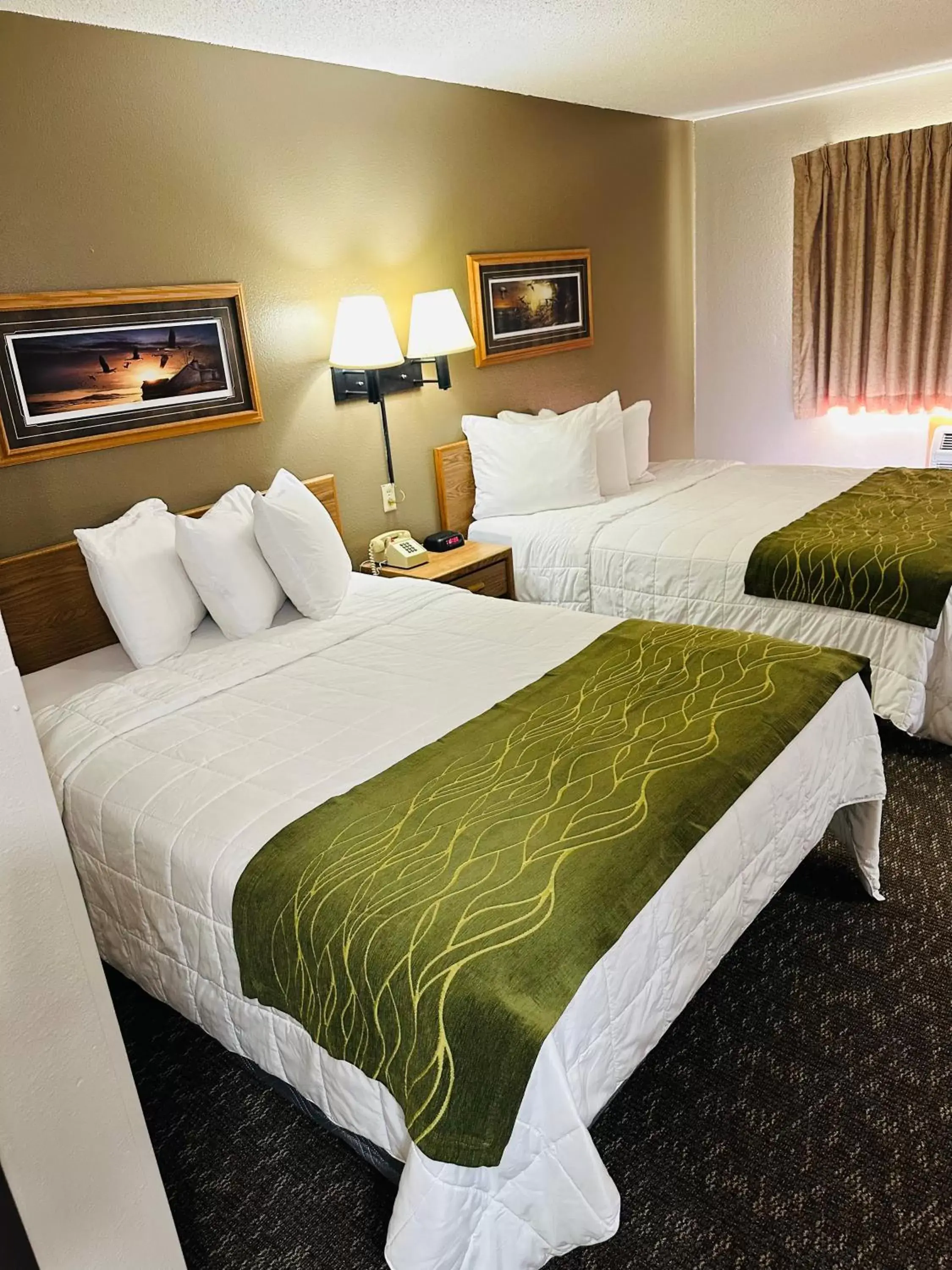 Family Room in Arlington Inn Family Room in Arlington Inn