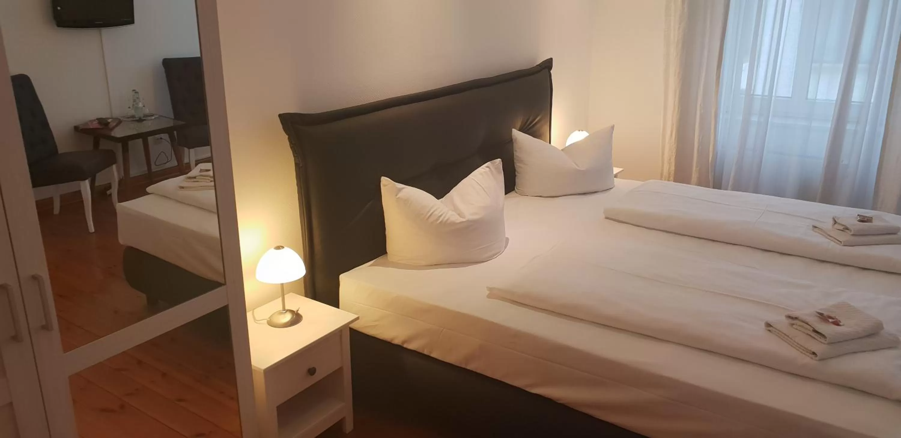 Photo of the whole room, Bed in Hotel & Restaurant "Deutscher Kaiser"