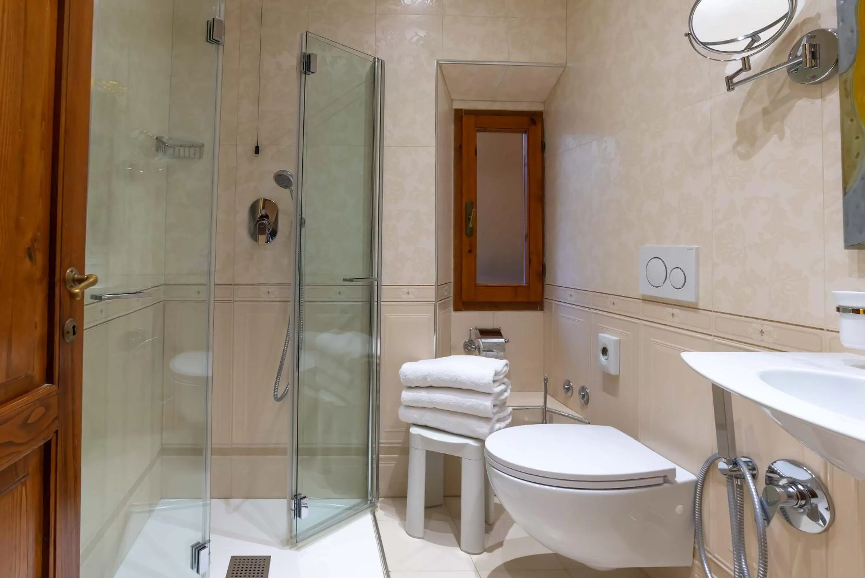 Shower in Hotel Alba Palace