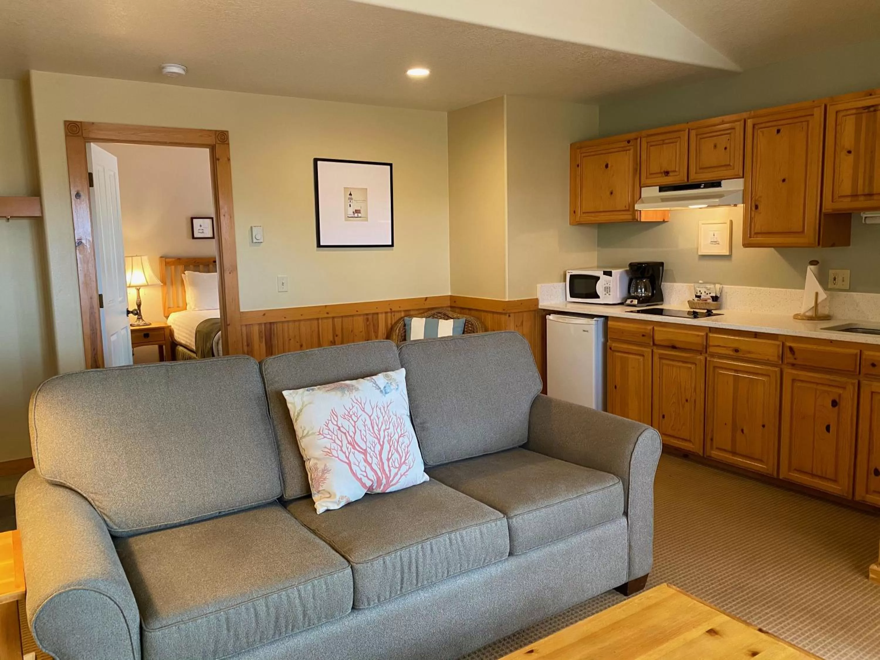 Kitchen or kitchenette, Seating Area in Lighthouse Inn