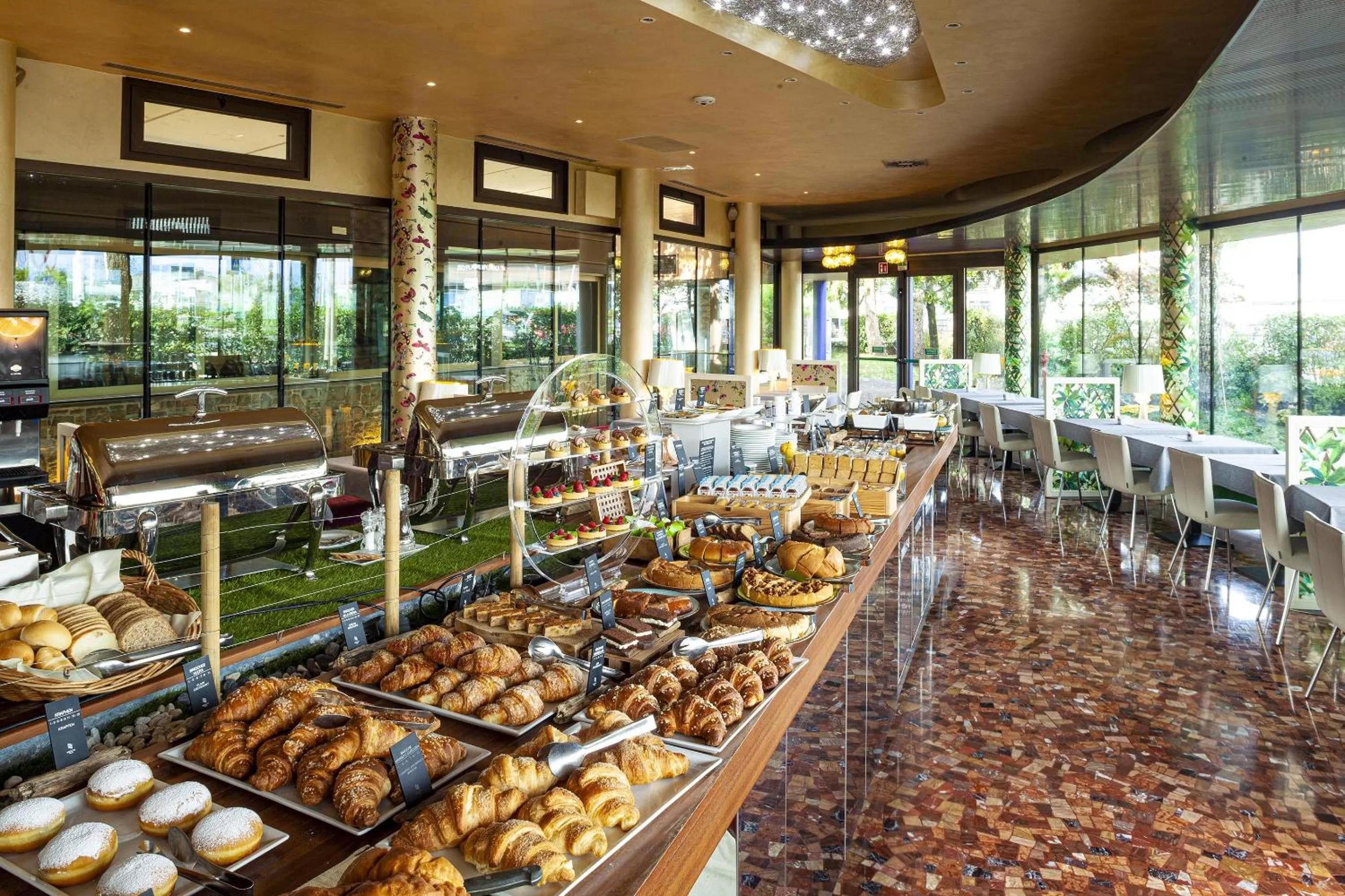 Buffet breakfast in Là Di Moret