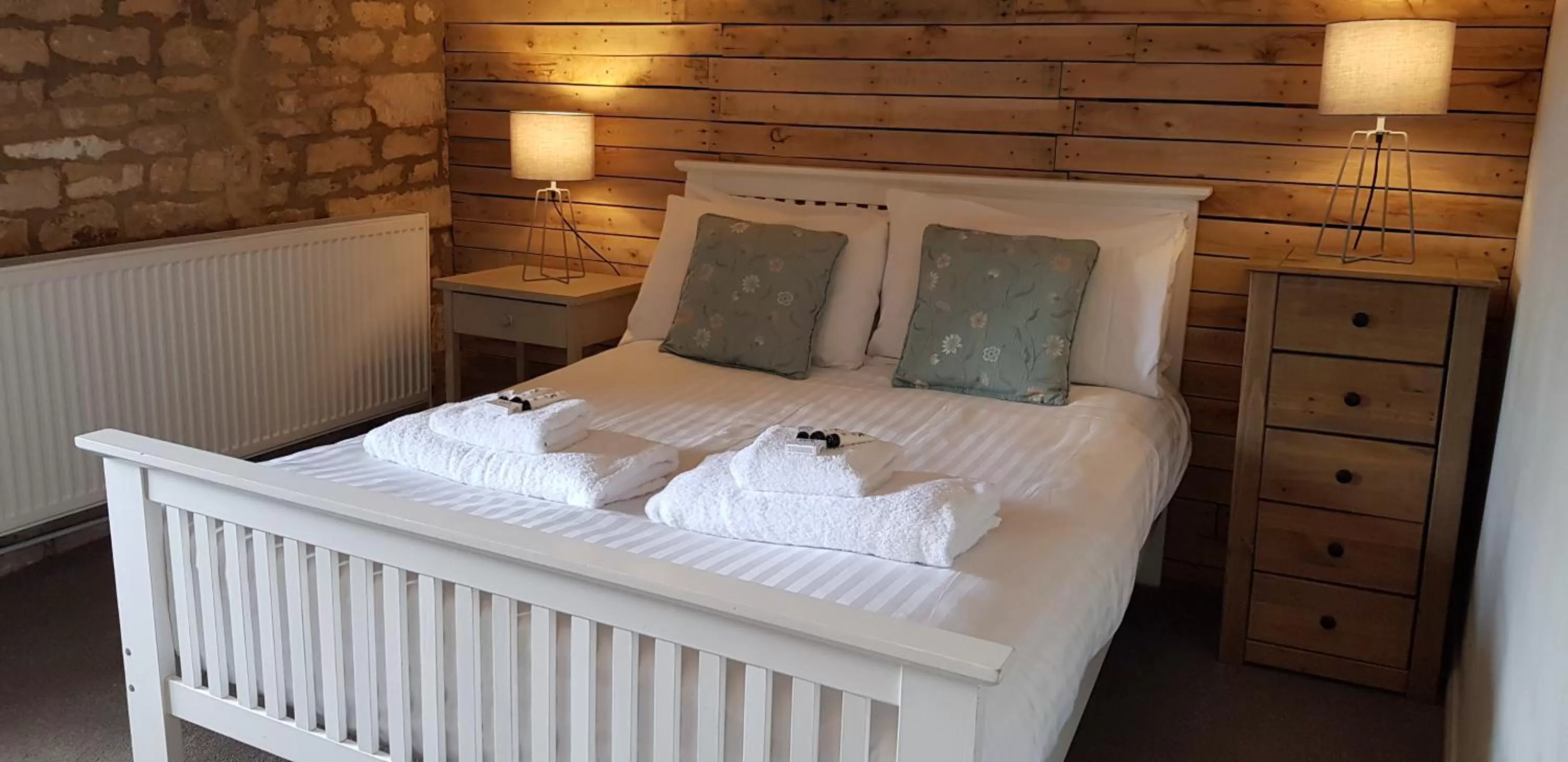 Bedroom, Bed in The Kings Arms Hotel