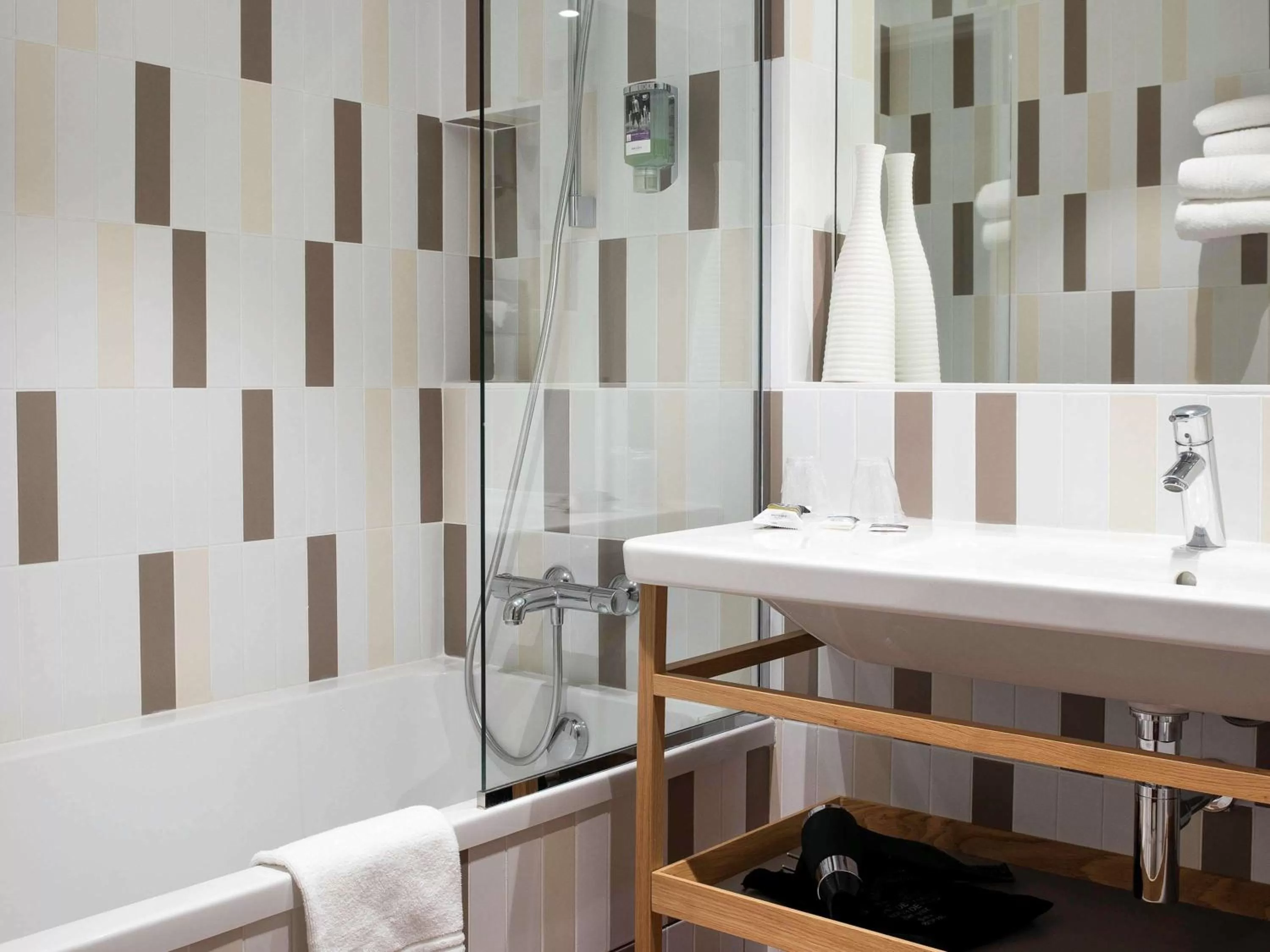 Photo of the whole room in Mercure Lyon Charbonnières