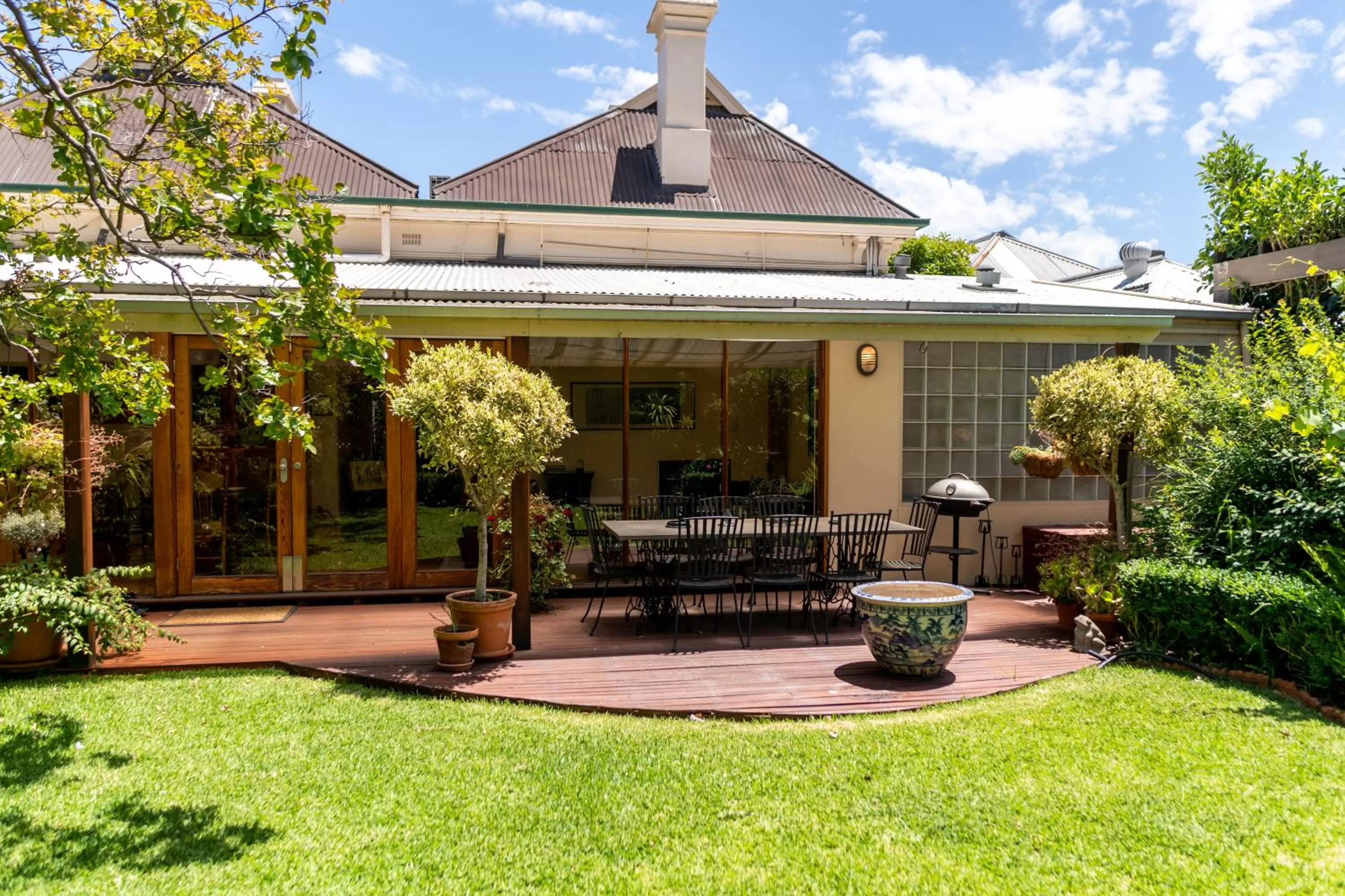 Spring in North Adelaide Heritage Cottages & Apartments