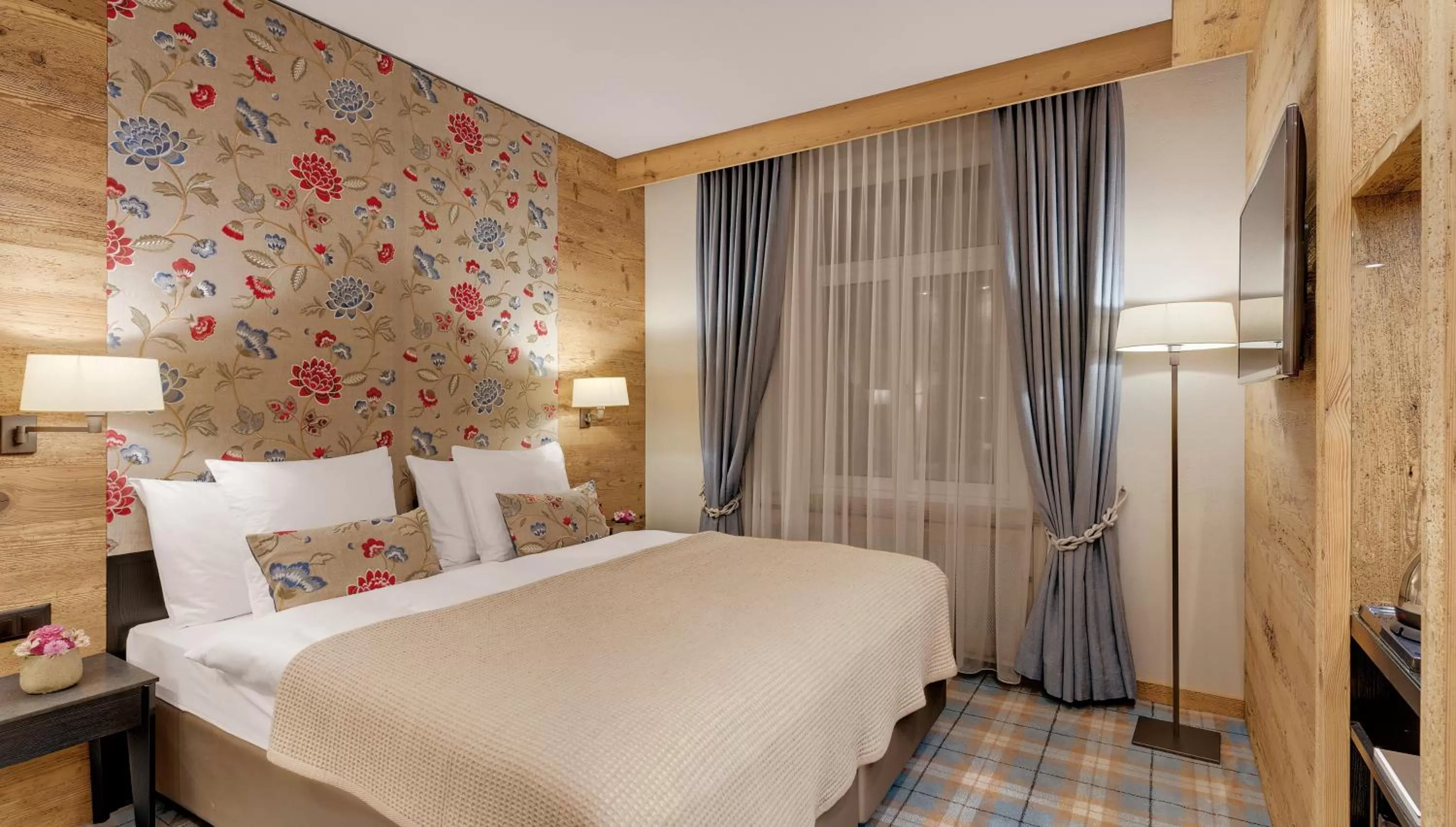 Photo of the whole room, Bed in Morosani Schweizerhof