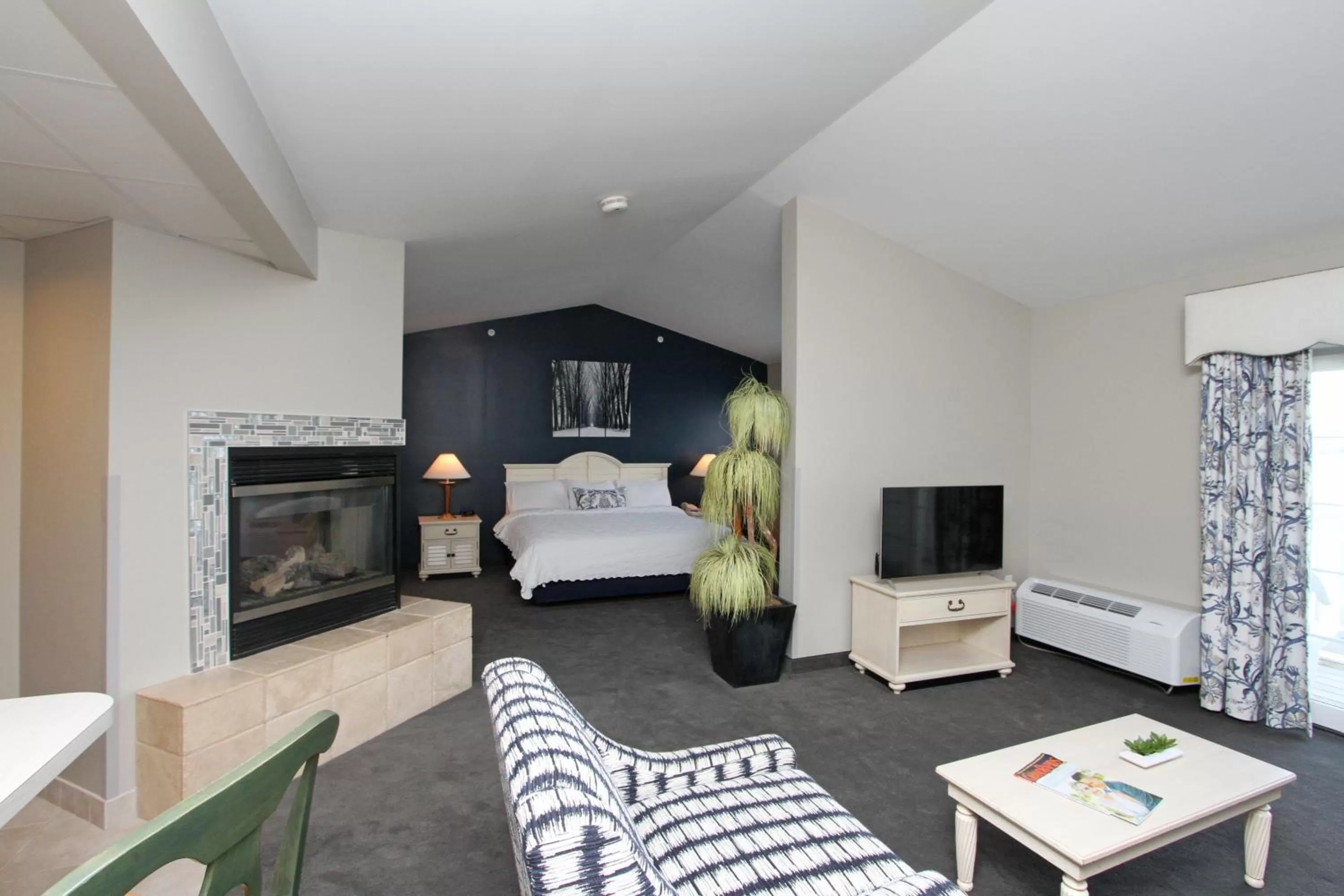 TV and multimedia in Bay Pointe Inn