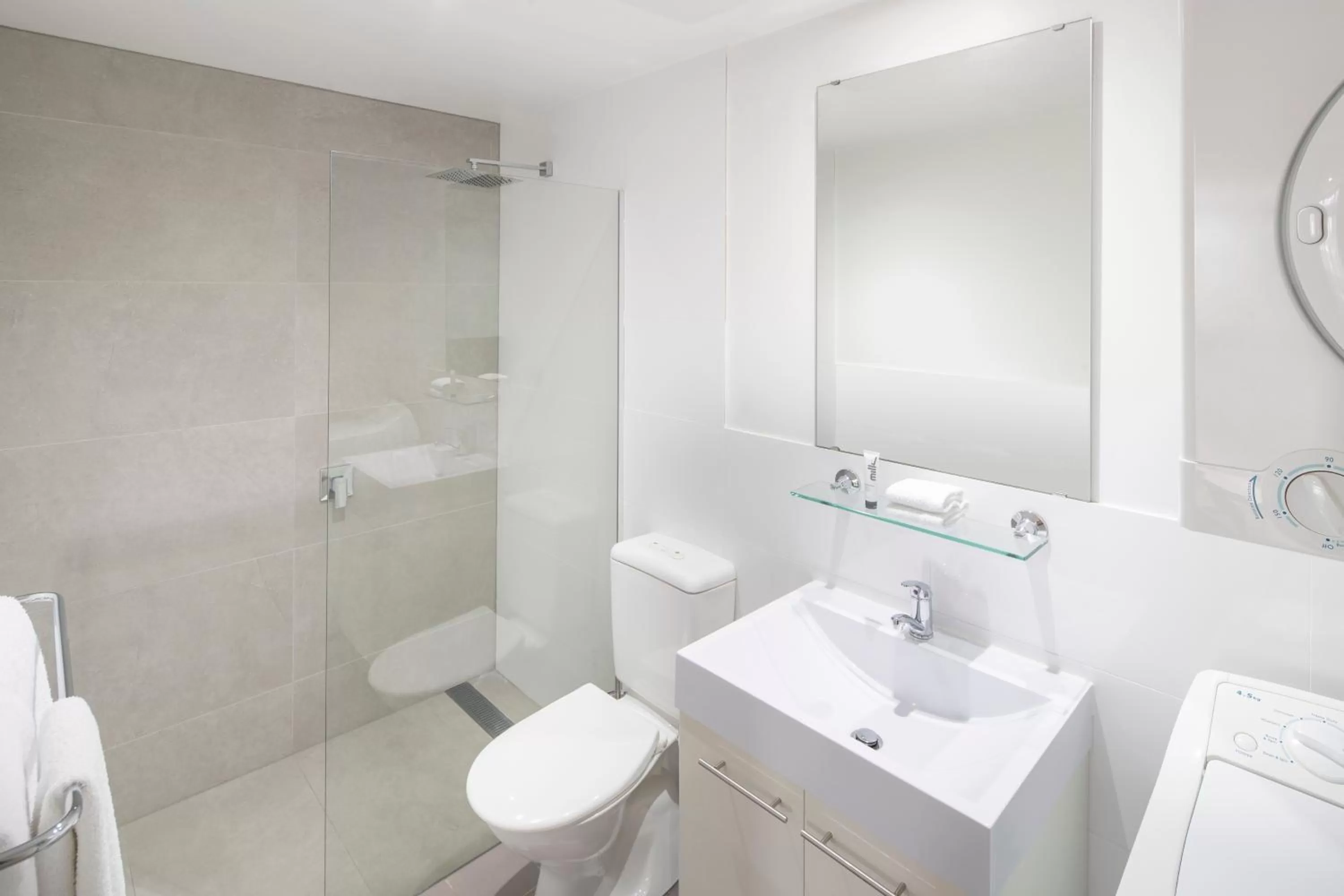 Shower in Mantra Castle Hill Sydney, an Accor Hotel