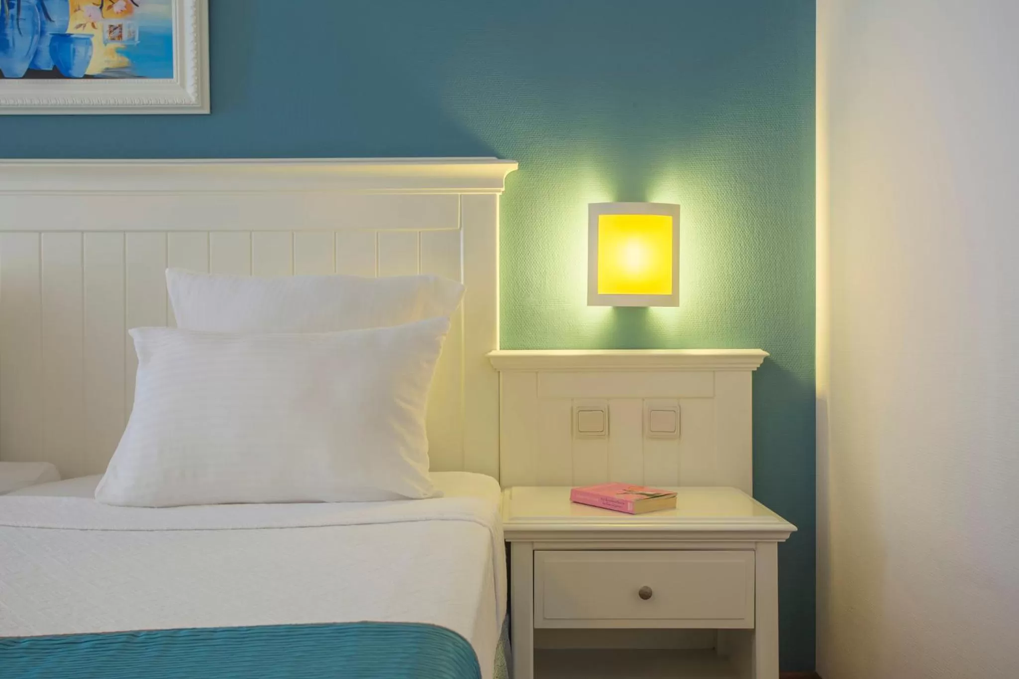 Shower, Bed in Hotel Terrace Beach Resort All Inclusive