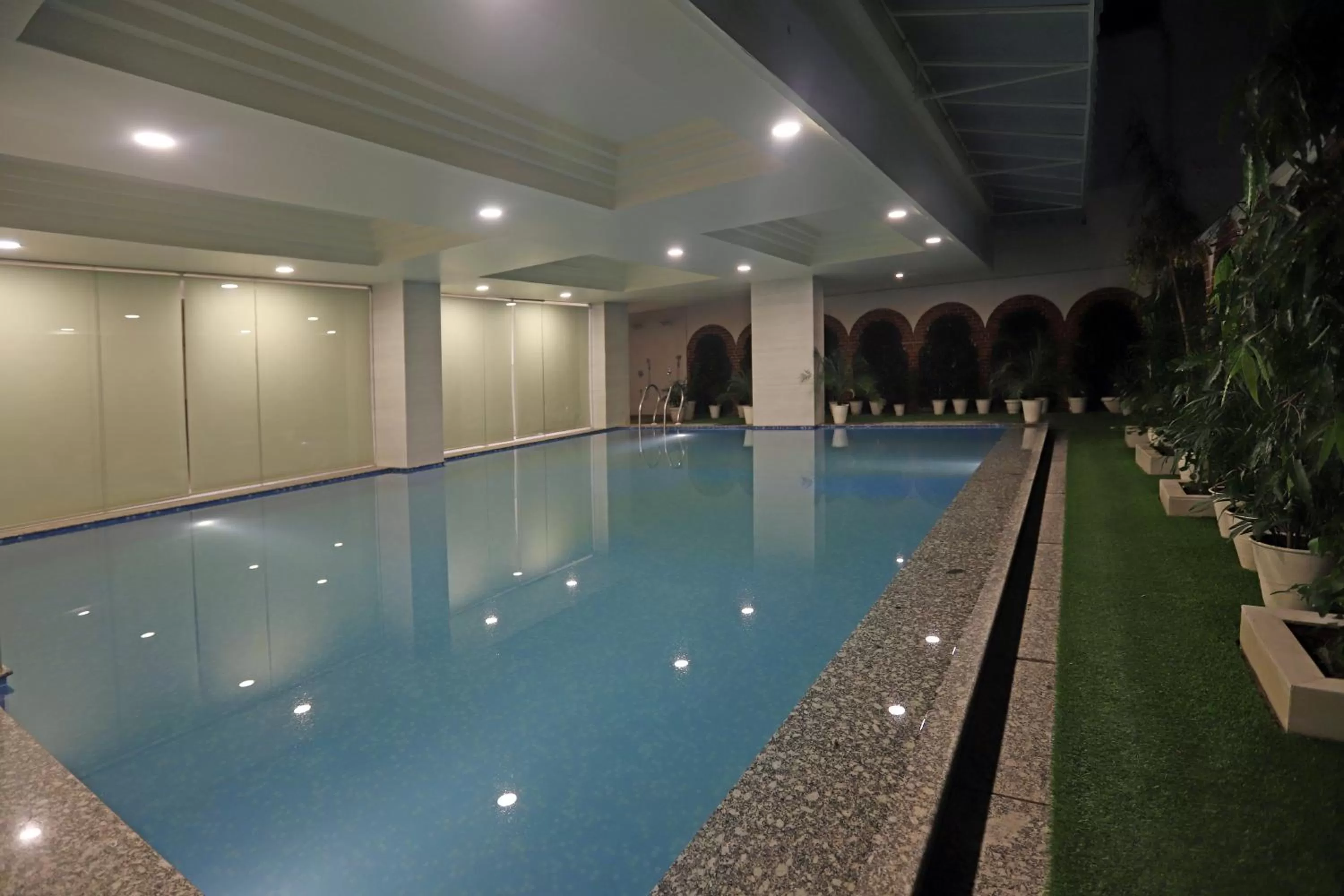 Restaurant/places to eat in Hotel Magenta-City Center Bani Park Jaipur