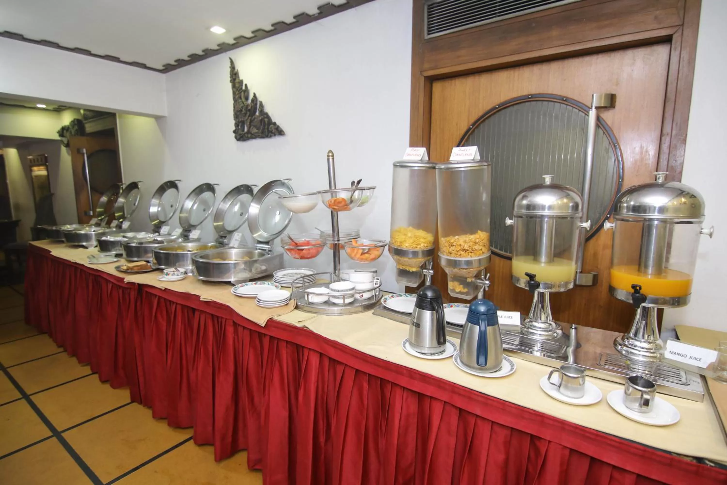 Restaurant/places to eat in Lytton Hotel