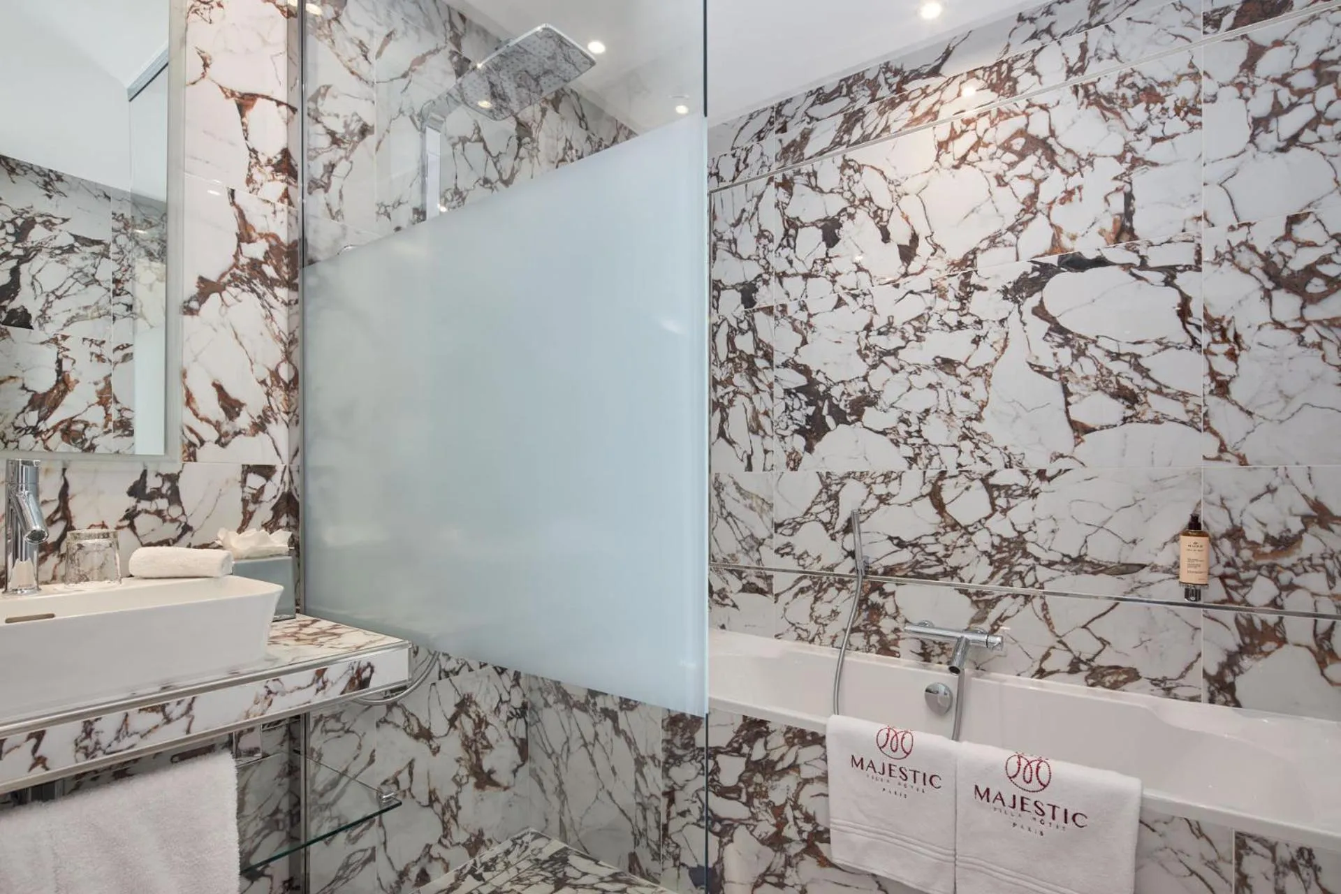 Shower in Majestic Hotel Spa - Champs Elysées