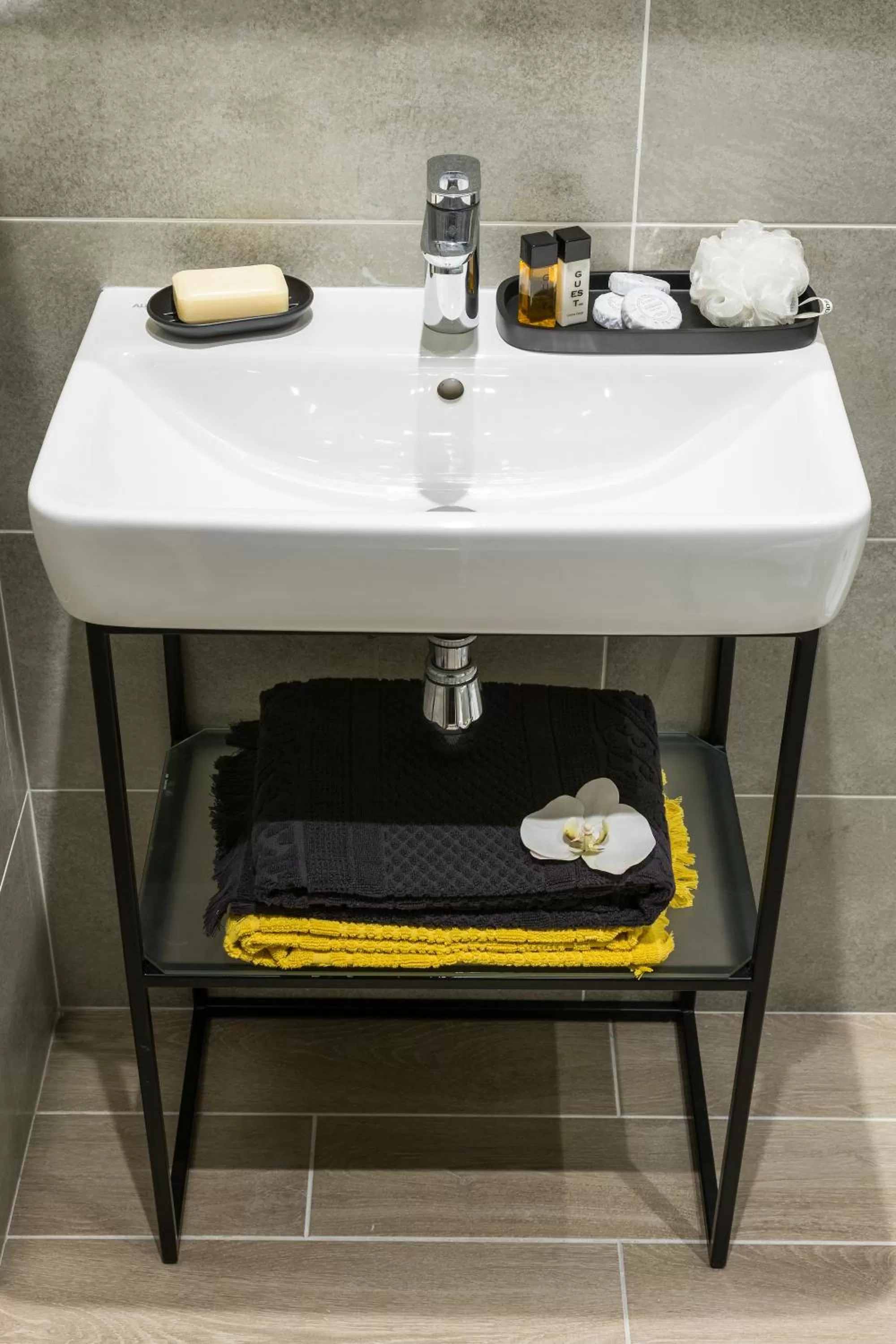 Bathroom in Pratic Hotel