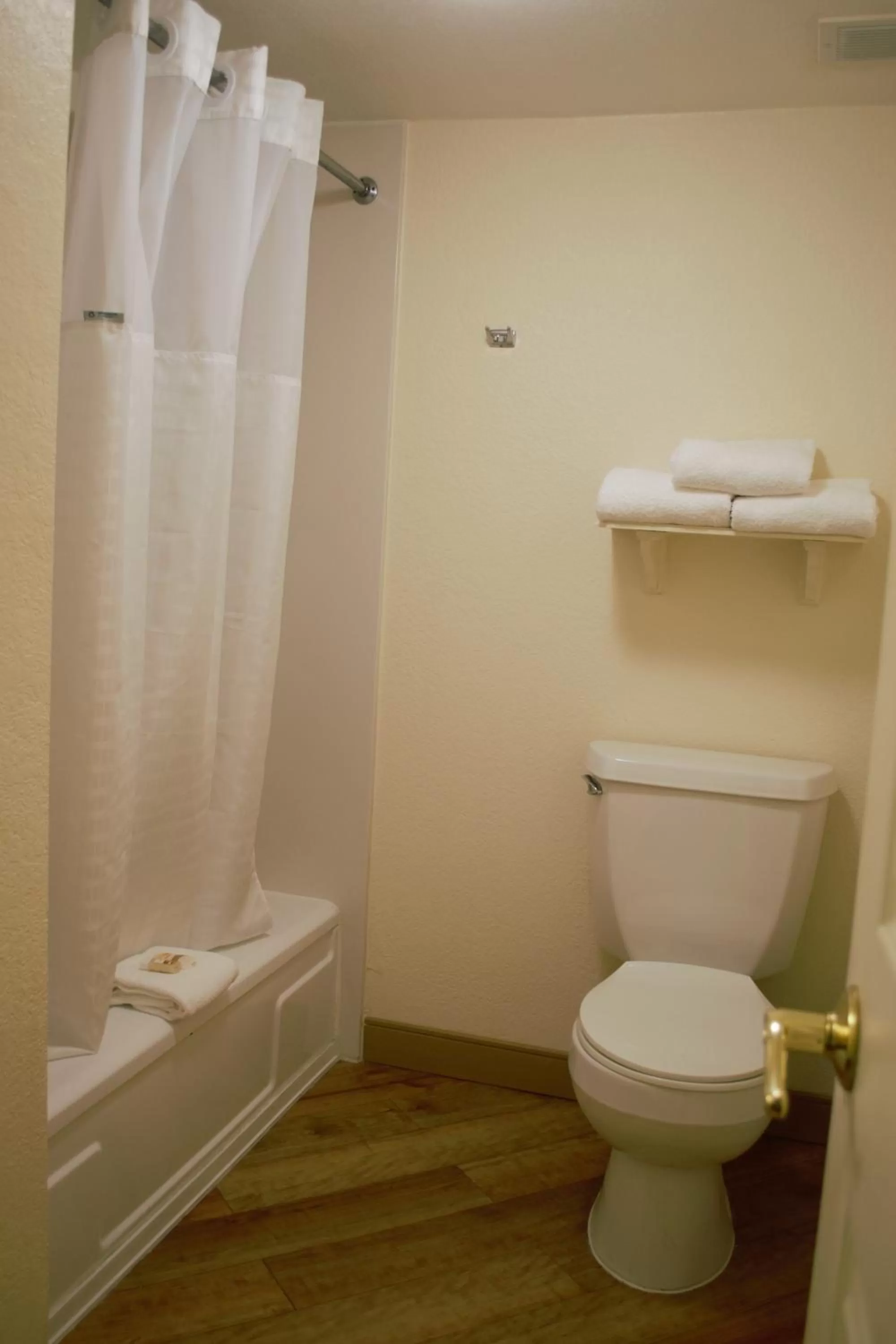 Bathroom in La Quinta Inn by Wyndham Austin Capitol / Downtown