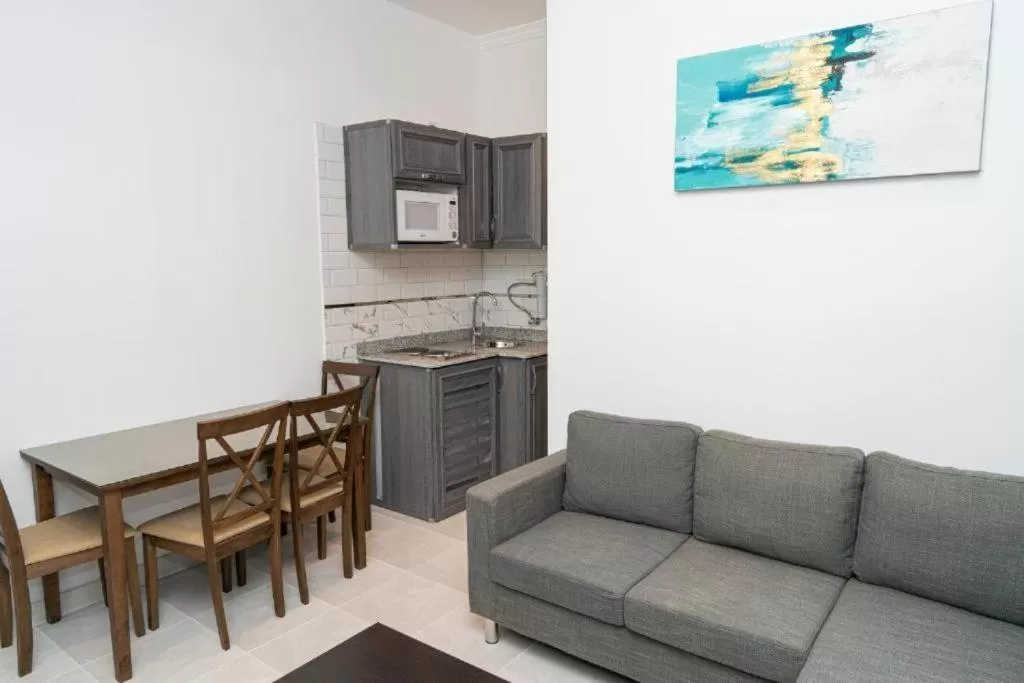 Kitchen/Kitchenette in Atlantis Suites Hotel