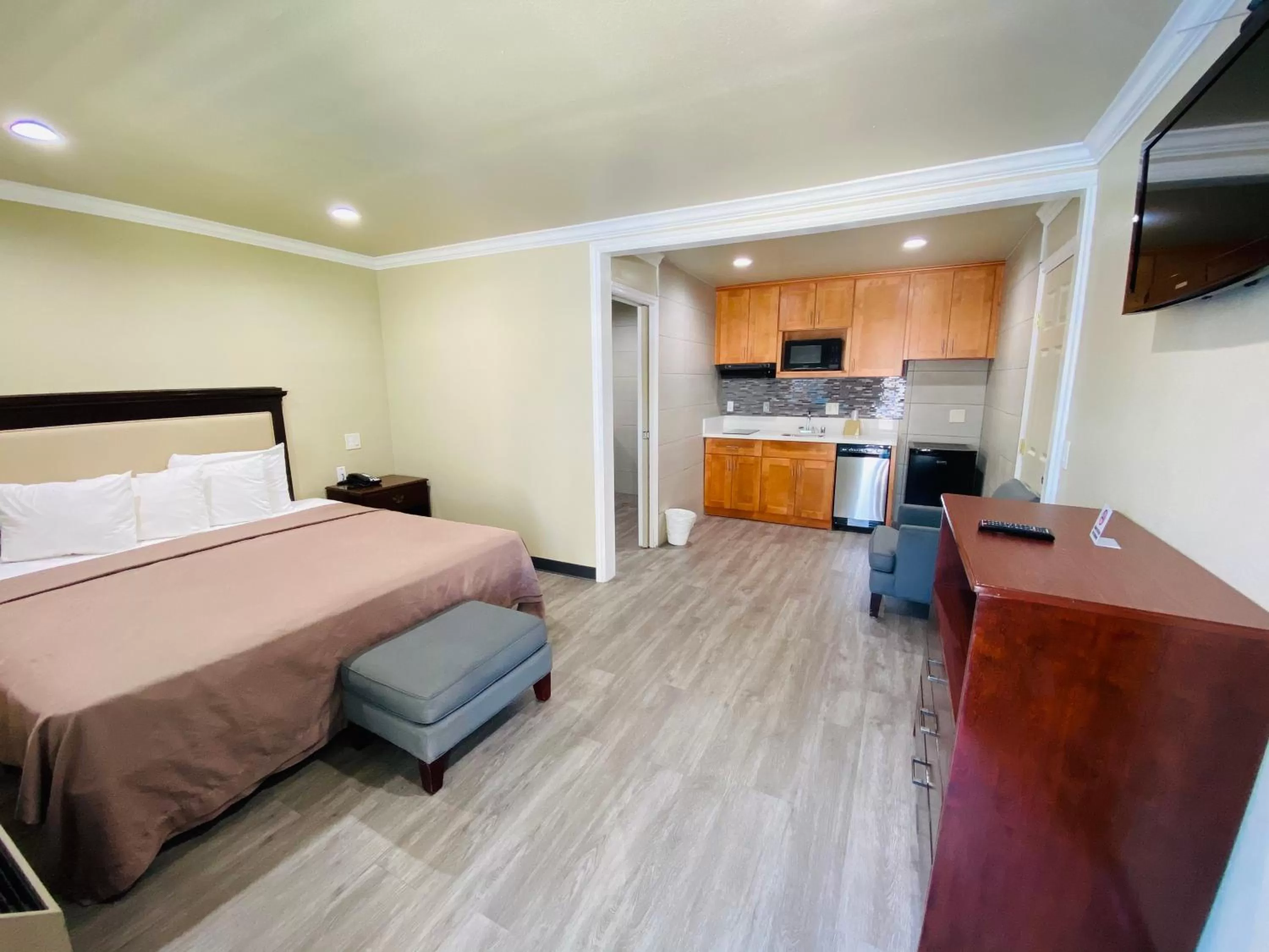 Bed in Le Blanc Inn & Suites