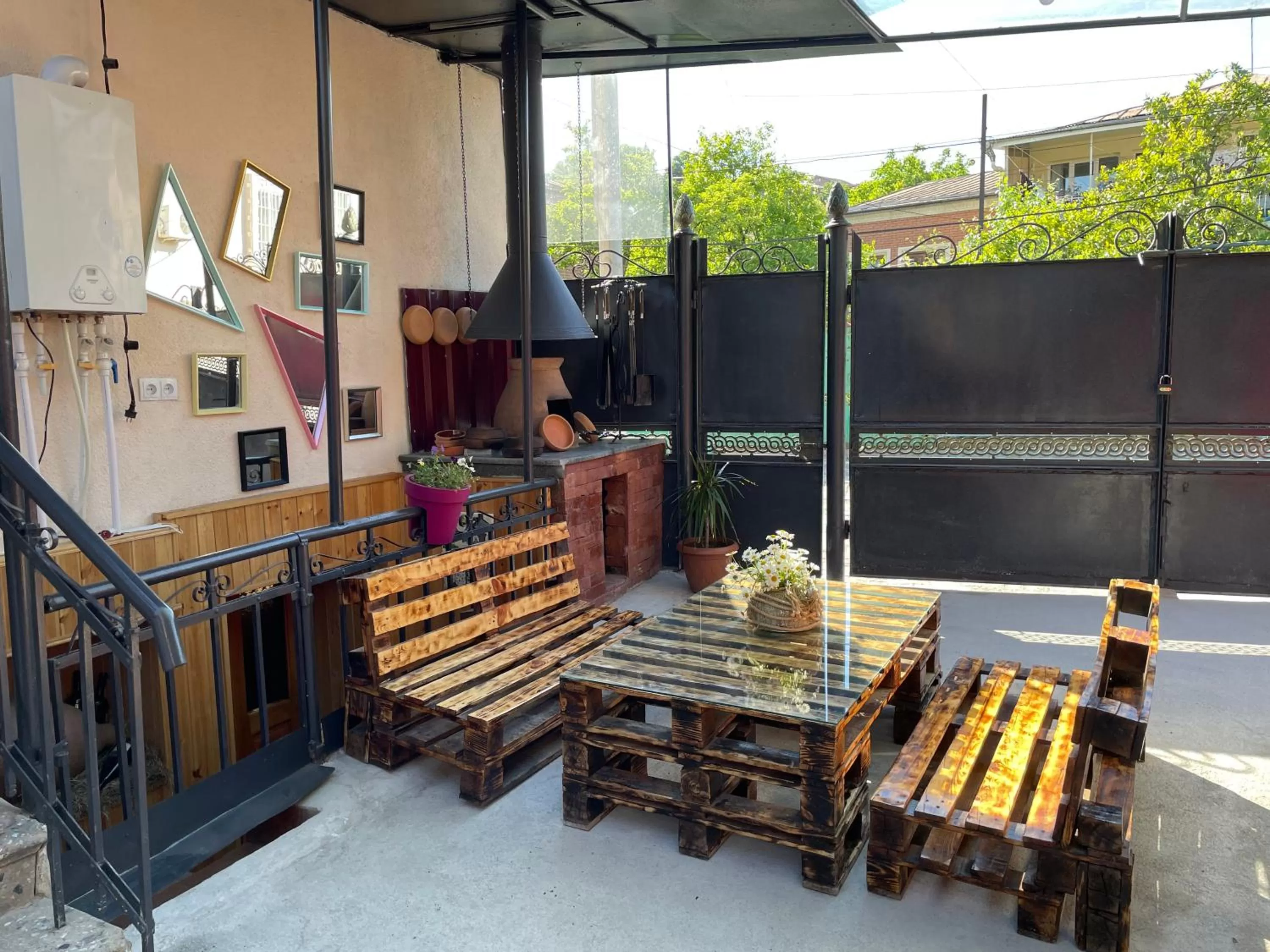 Patio, BBQ Facilities in 1870 Hotel