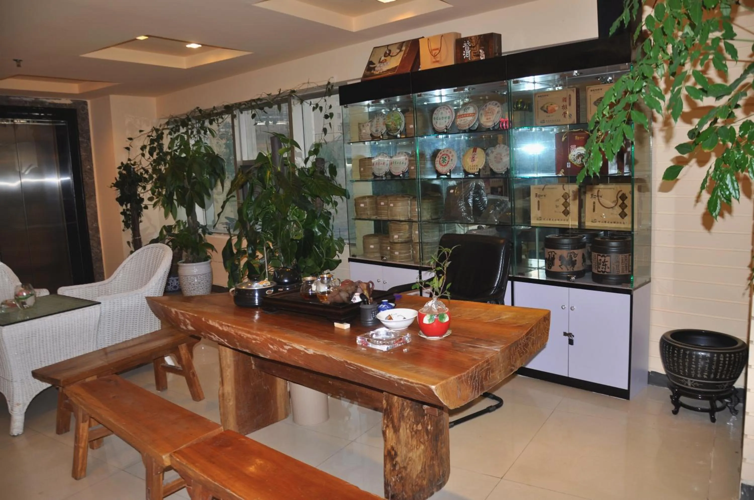 Lounge or bar in Da Zhen Hotel (Previously: Qian Lv Chen Hotel Da Zhen)