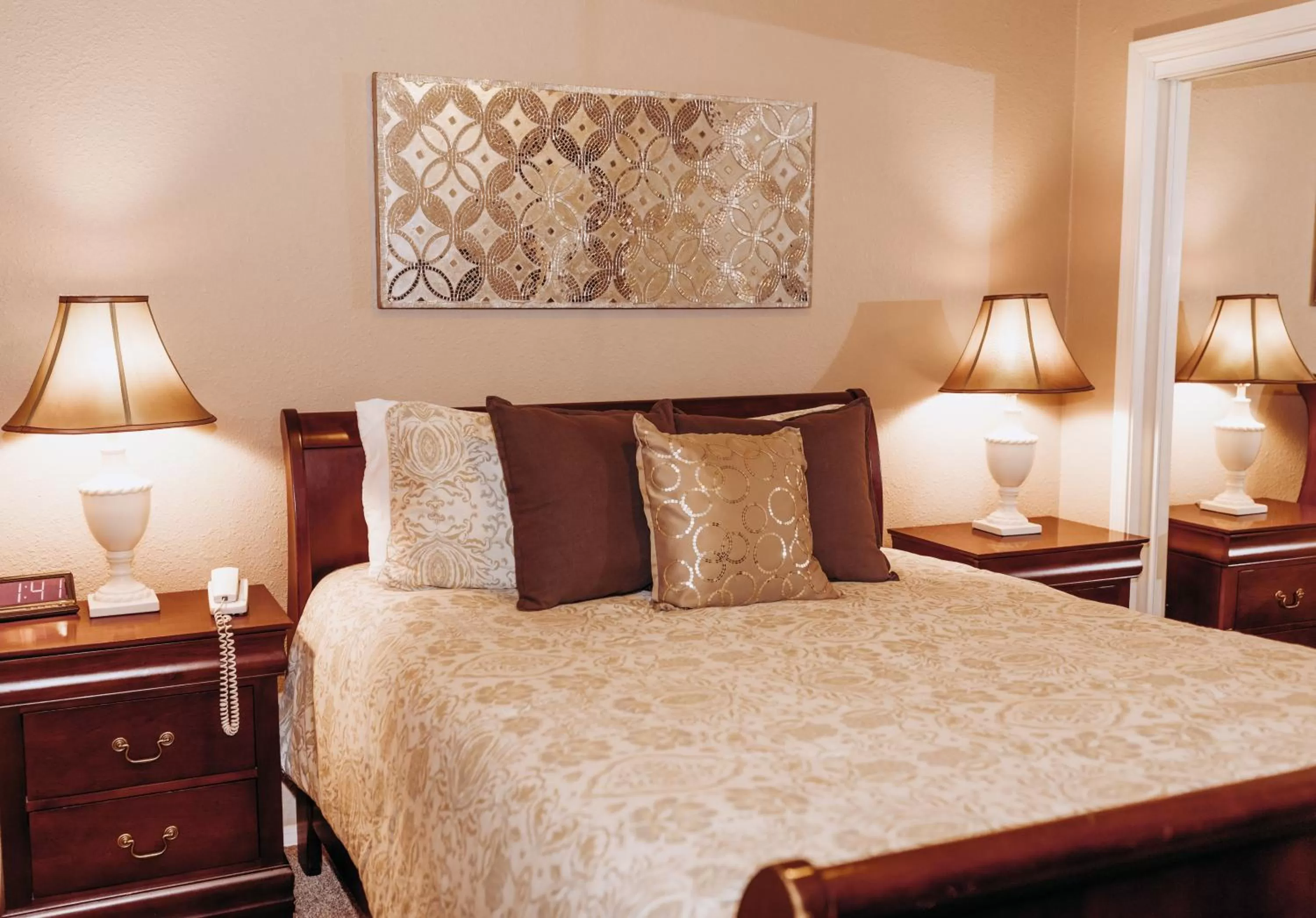 Bed in Pacific Inn Motel